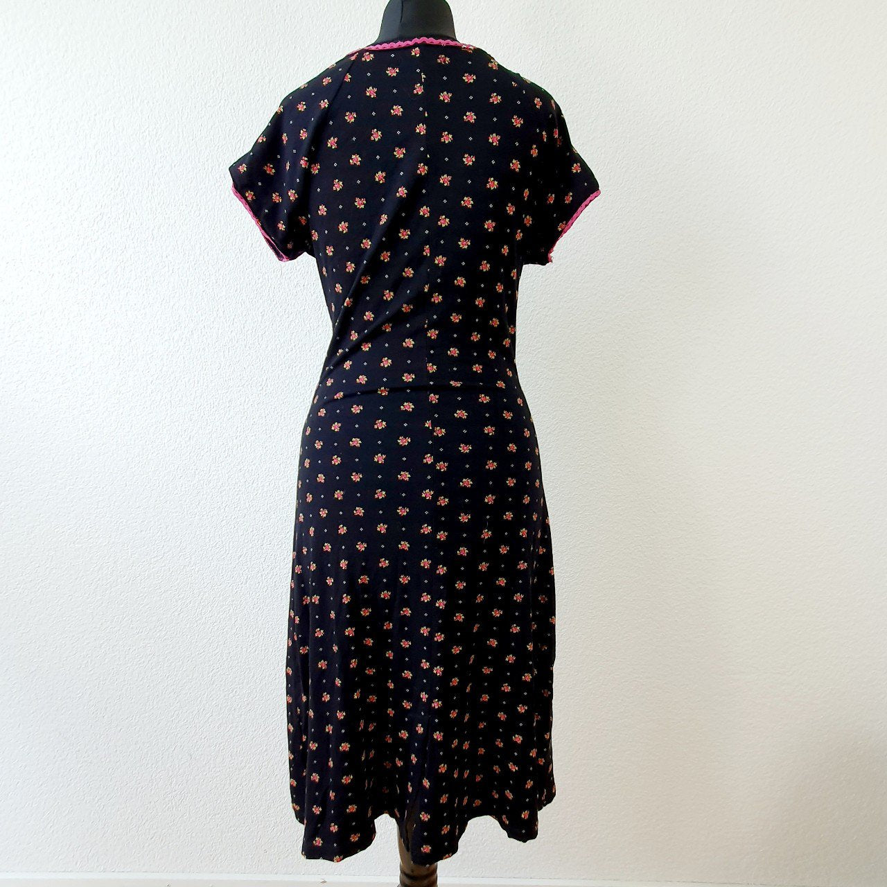 Einzigartiges und nachhaltiges Vintage Kleid in schwarz mit Blumen. Unique and sustainable vintage dress in black with flowers. Back.