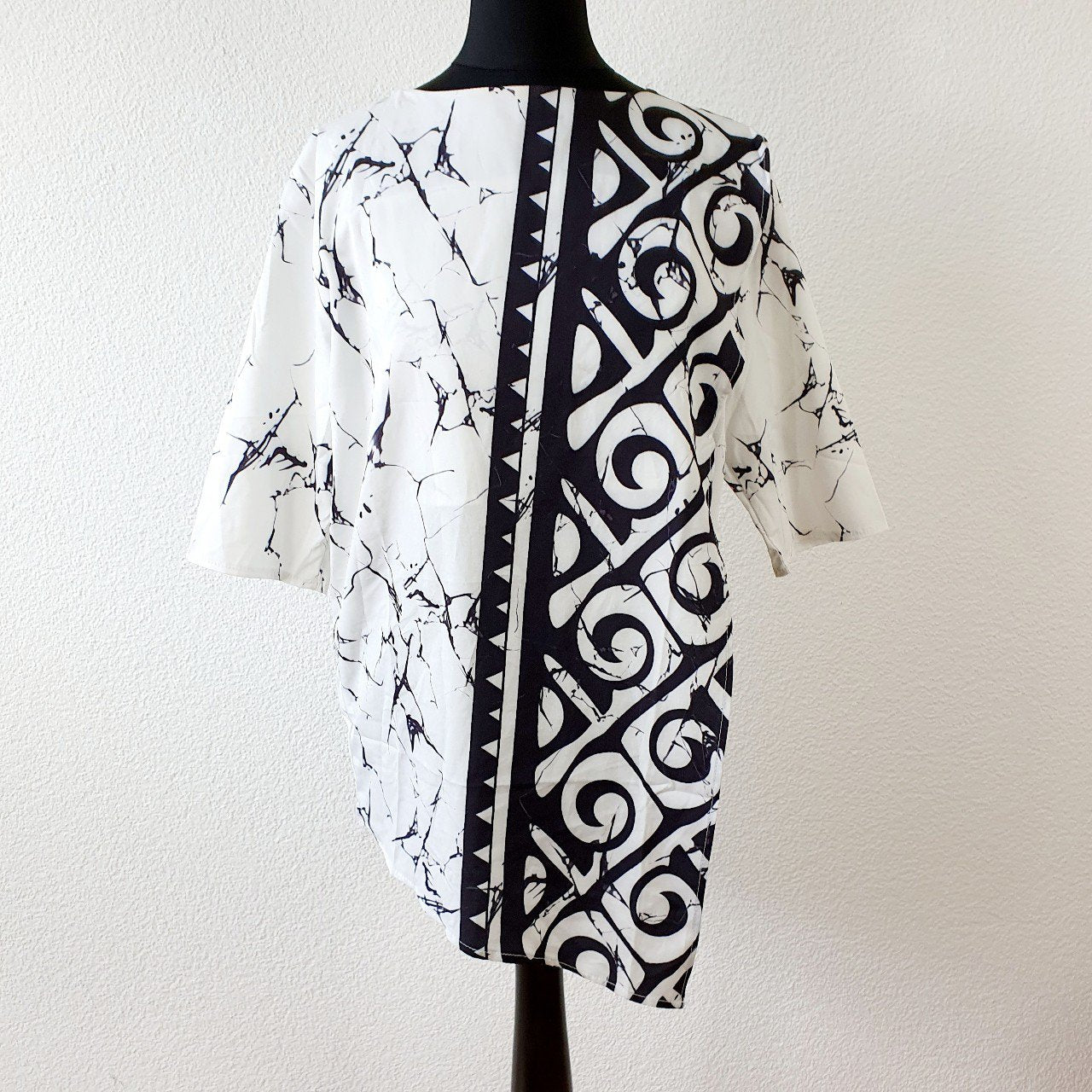 Einzigartiges und nachhaltiges Vintage T-Shirt in schwarz-weiss, asymmetrisch. Unique and sustainable vintage t-shirt in black and white, asymmetric. Back.