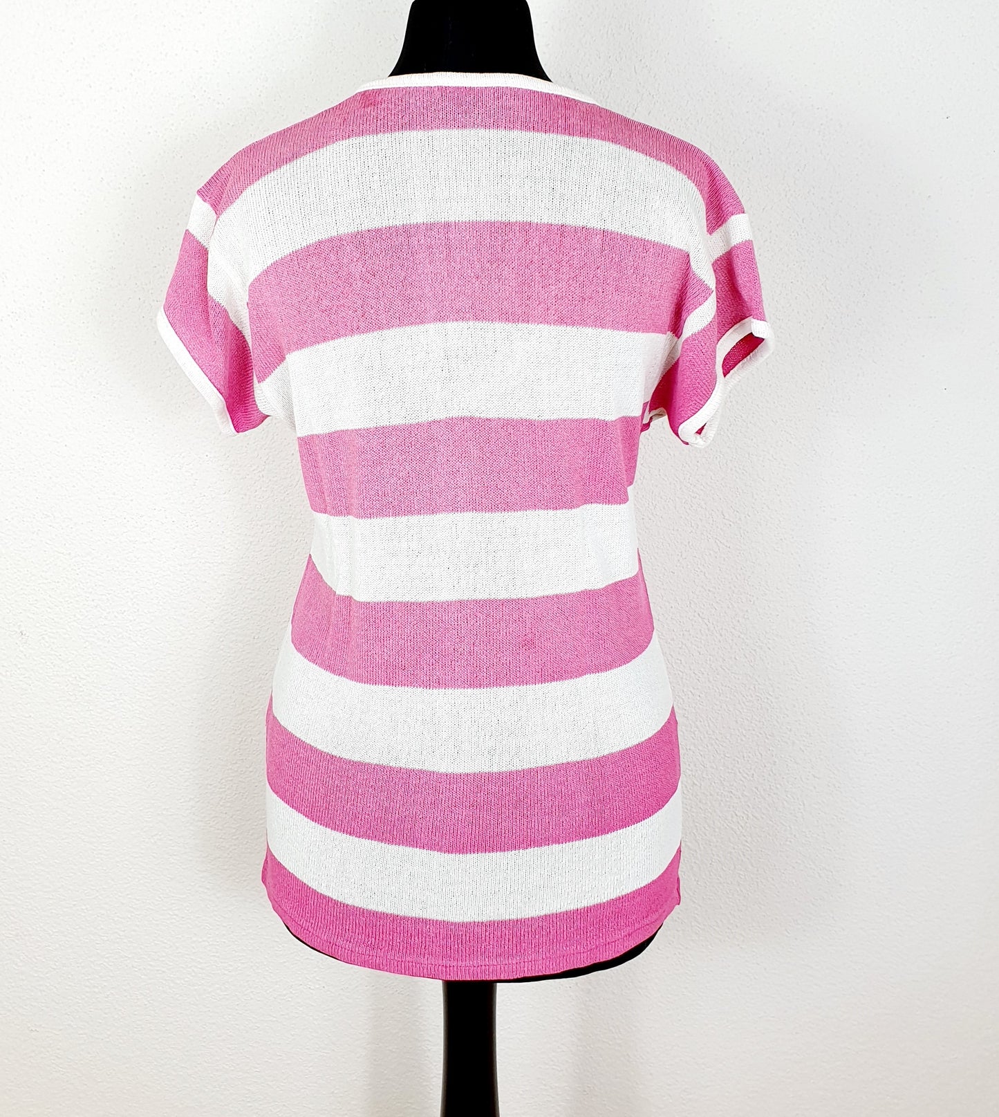 Einzigartiges und nachhaltiges Vintage T-Shirt in pink-weiss mit Streifen. Unique and sustainable vintage t-shirt in pink-white with stripes. Back.