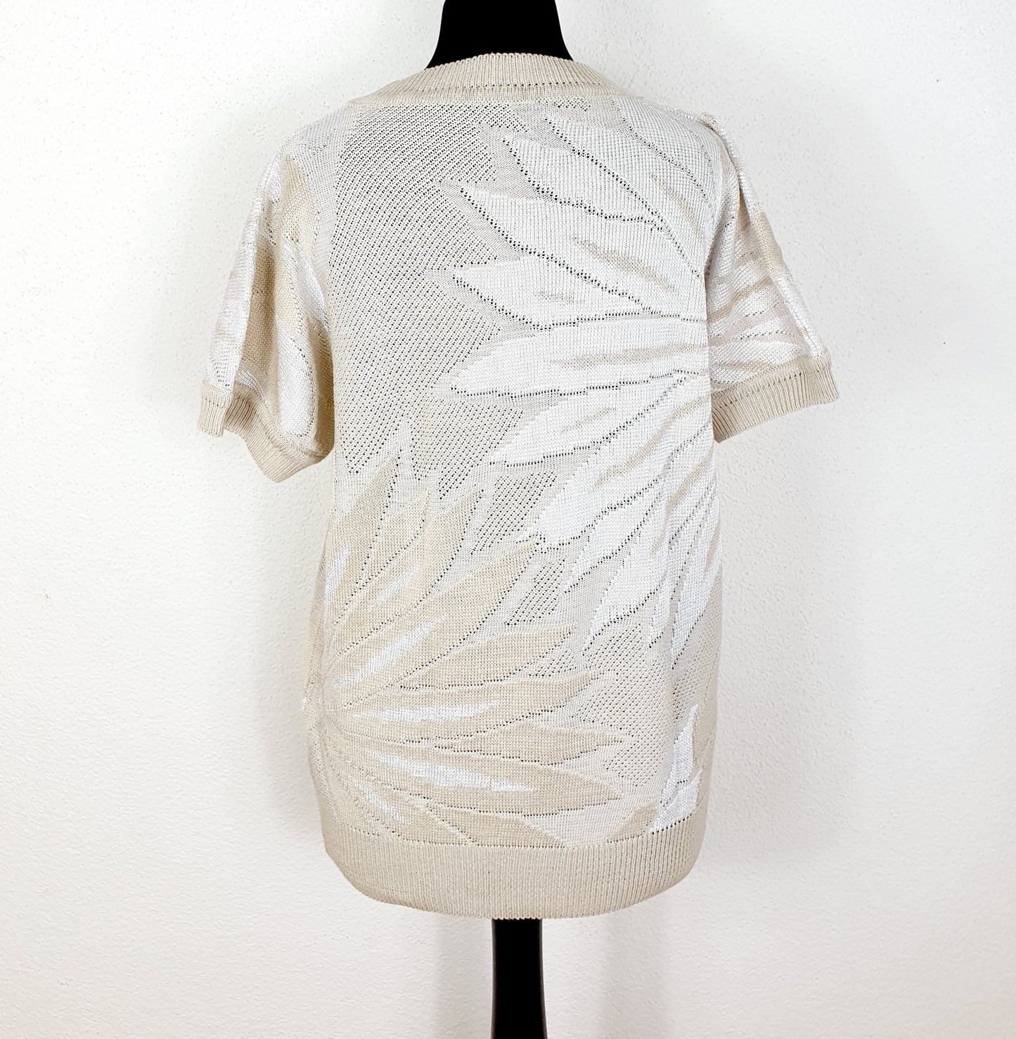 Einzigartiges und nachhaltiges Vintage T-Shirt in beige mit Blume. Unique and sustainable vintage t-shirt in beige with a flower. Back.