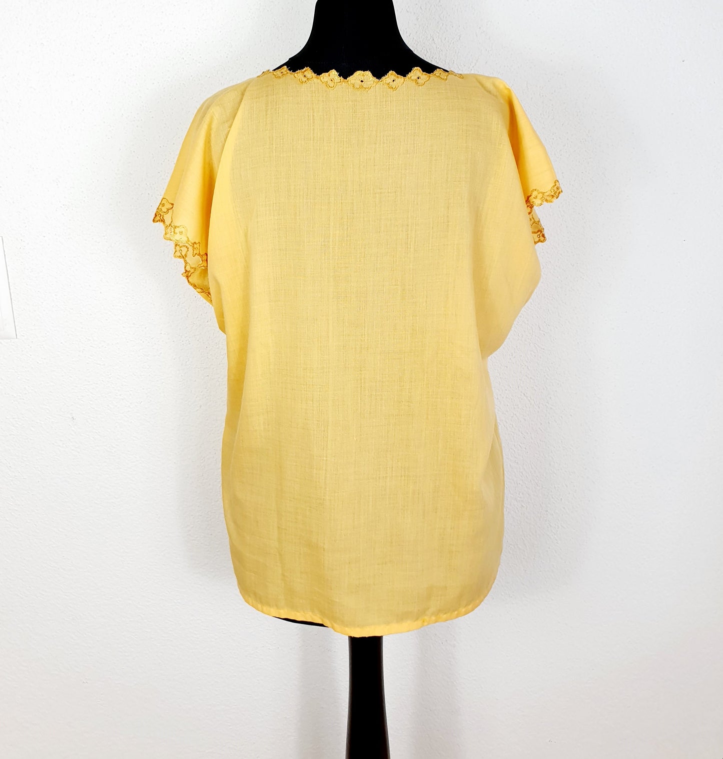 Einzigartiges und nachhaltiges Vintage T-Shirt in gelb. Unique and sustainable vintage t-shirt in yellow. Back.