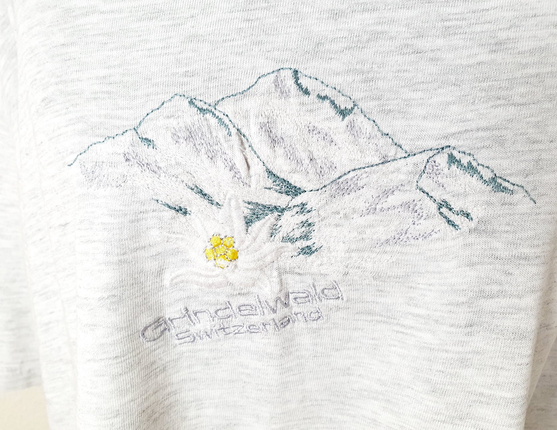 Einzigartiges und nachhaltiges Vintage T-Shirt mit Grindelwald. Unique and sustainable vintage t-shirt with grindelwald. Close-up.