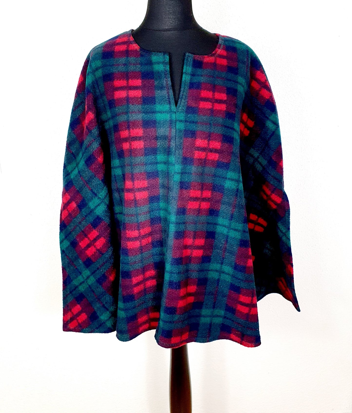 Einzigartiger und nachhaltiger Vintage Poncho. Unique and sustainable vintage poncho. Front.