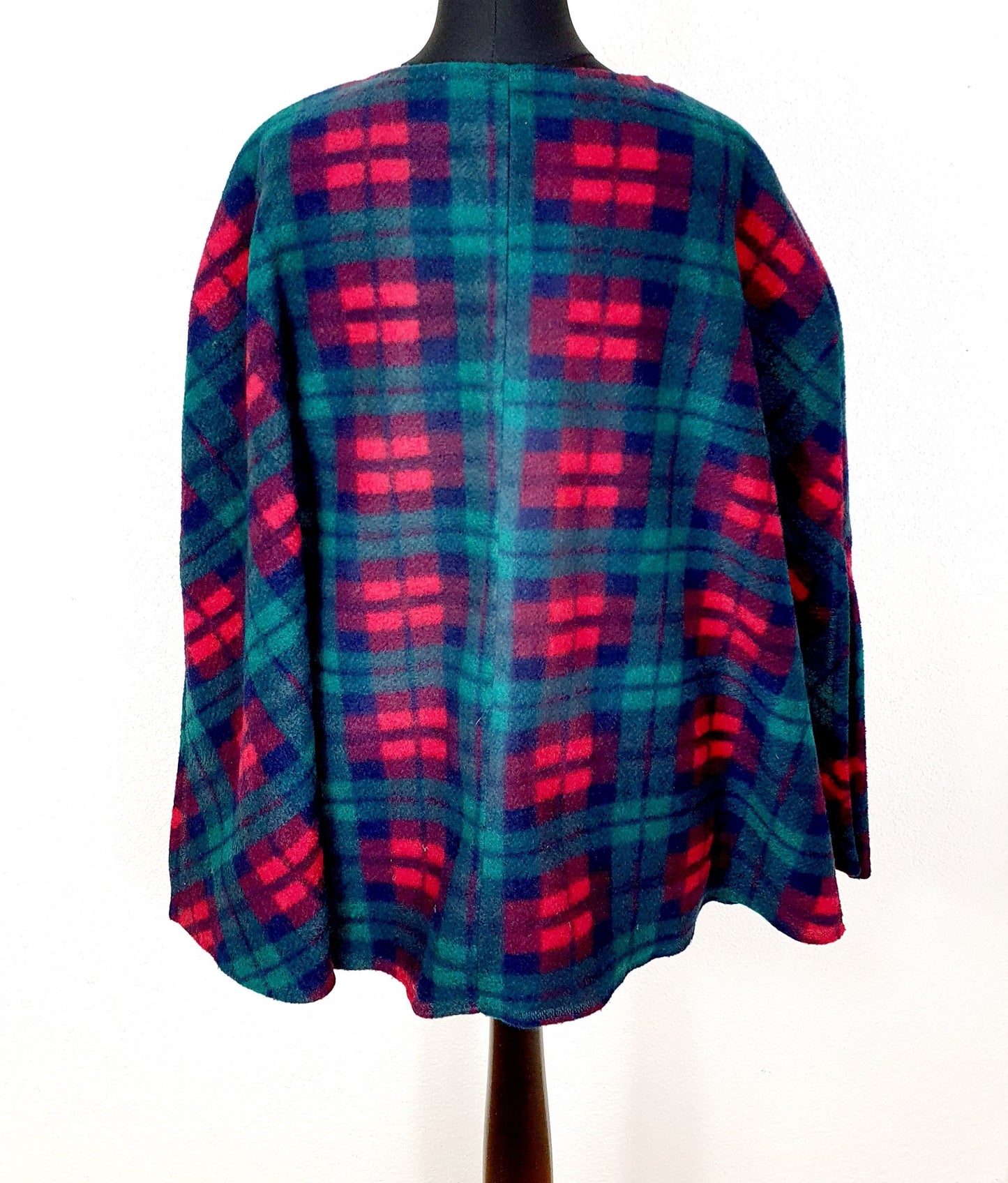 Einzigartiger und nachhaltiger Vintage Poncho. Unique and sustainable vintage poncho. Back.