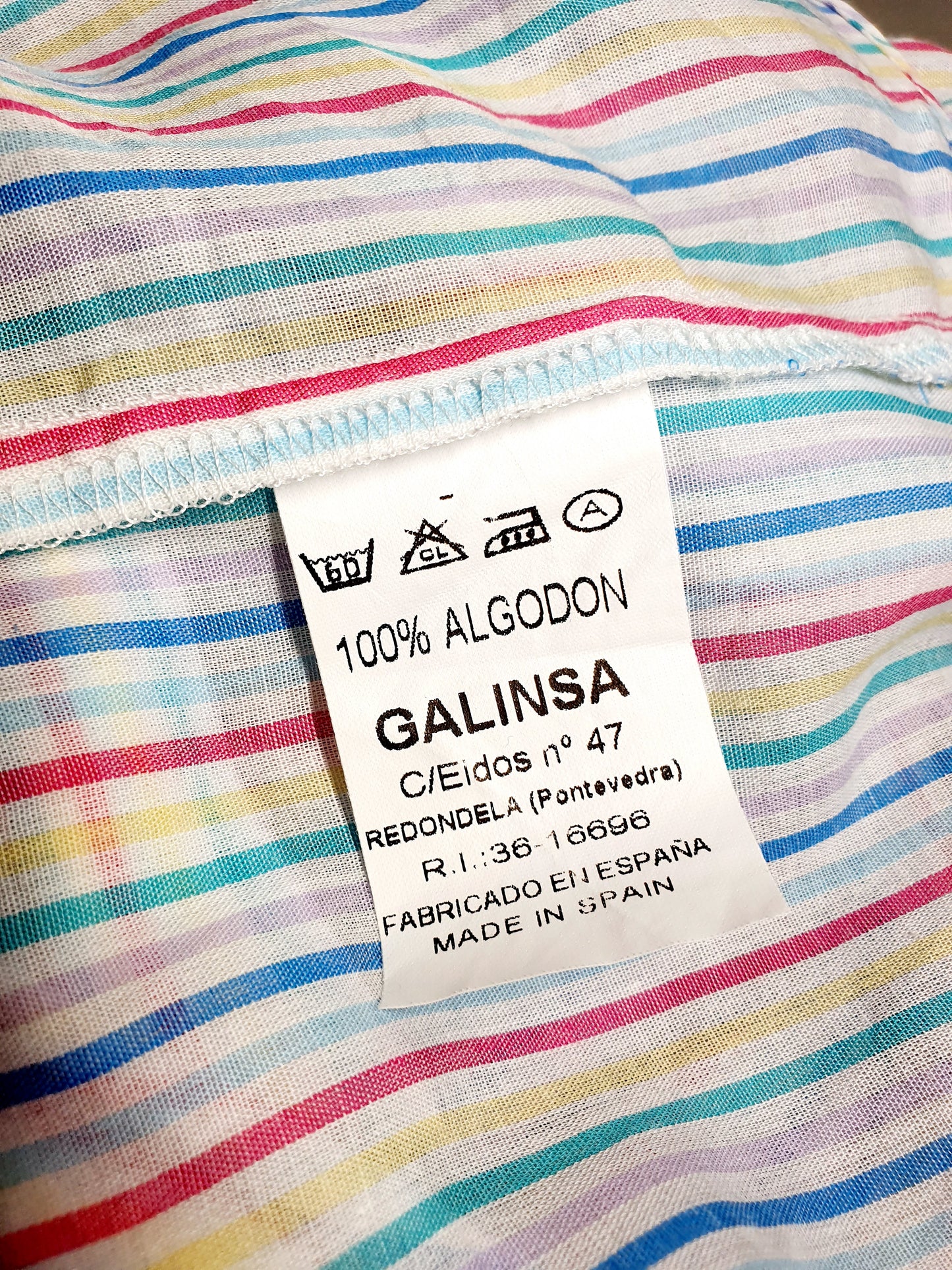 Einzigartige und nachhaltige Vintage Bluse in weiss-rot-gelb mit Streifen. Unique and sustainable vintage blouse in white-red-yellow with stripes. Tag.