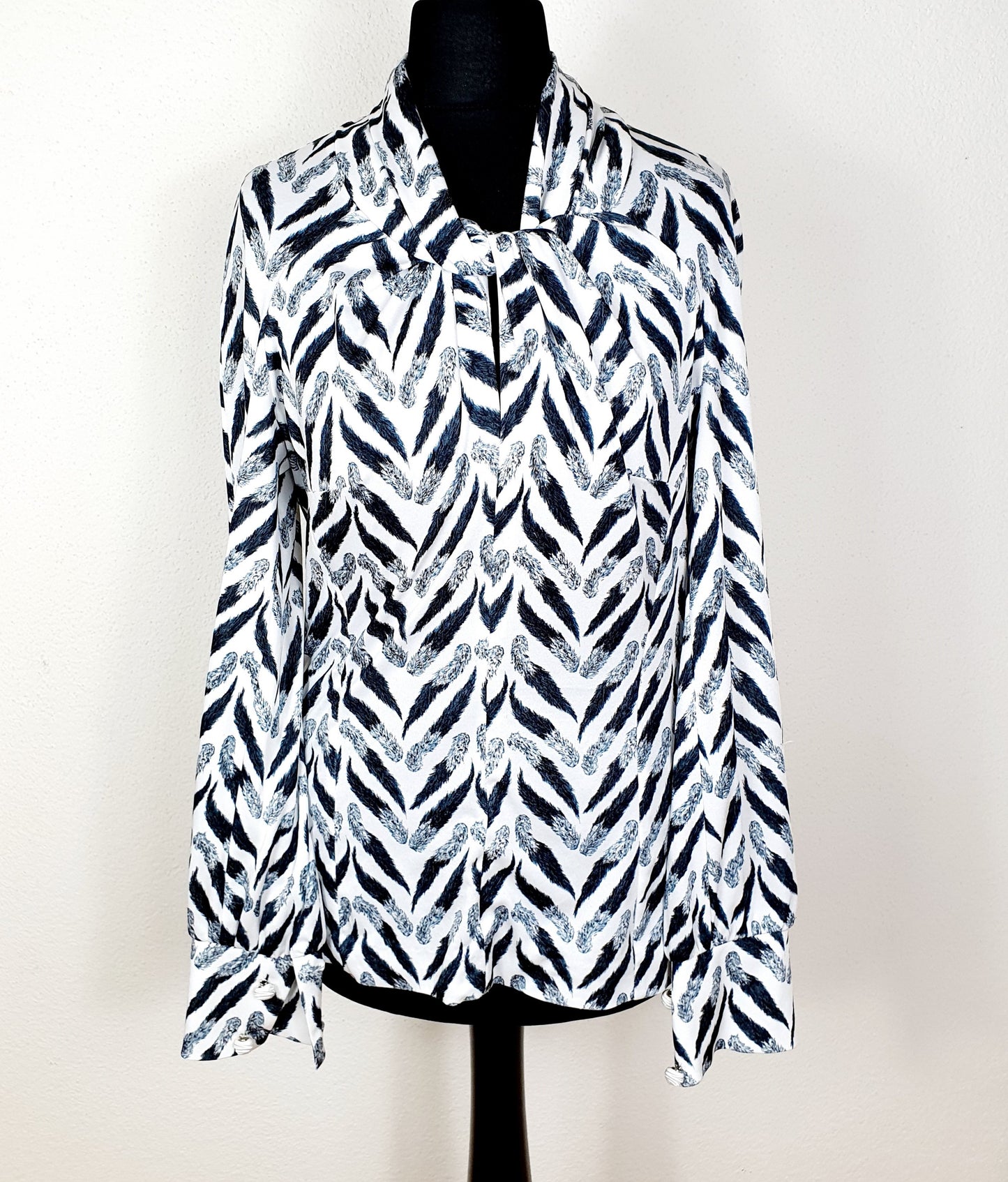 Einzigartiges und nachhaltiges Vintage Shirt in schwarz-weiss mit Kragen. Unique and sustainable vintage shirt in black-white with collar. Front.