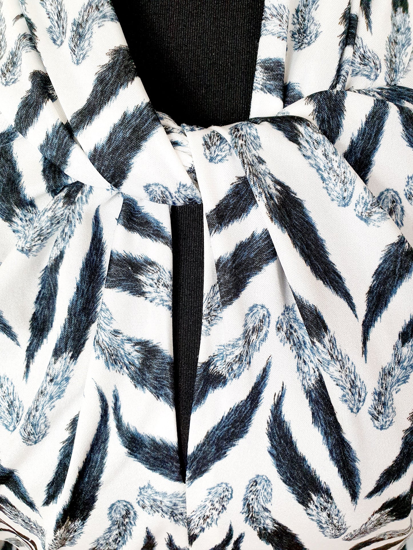 Einzigartiges und nachhaltiges Vintage Shirt in schwarz-weiss mit Kragen. Unique and sustainable vintage shirt in black-white with collar. Collar.