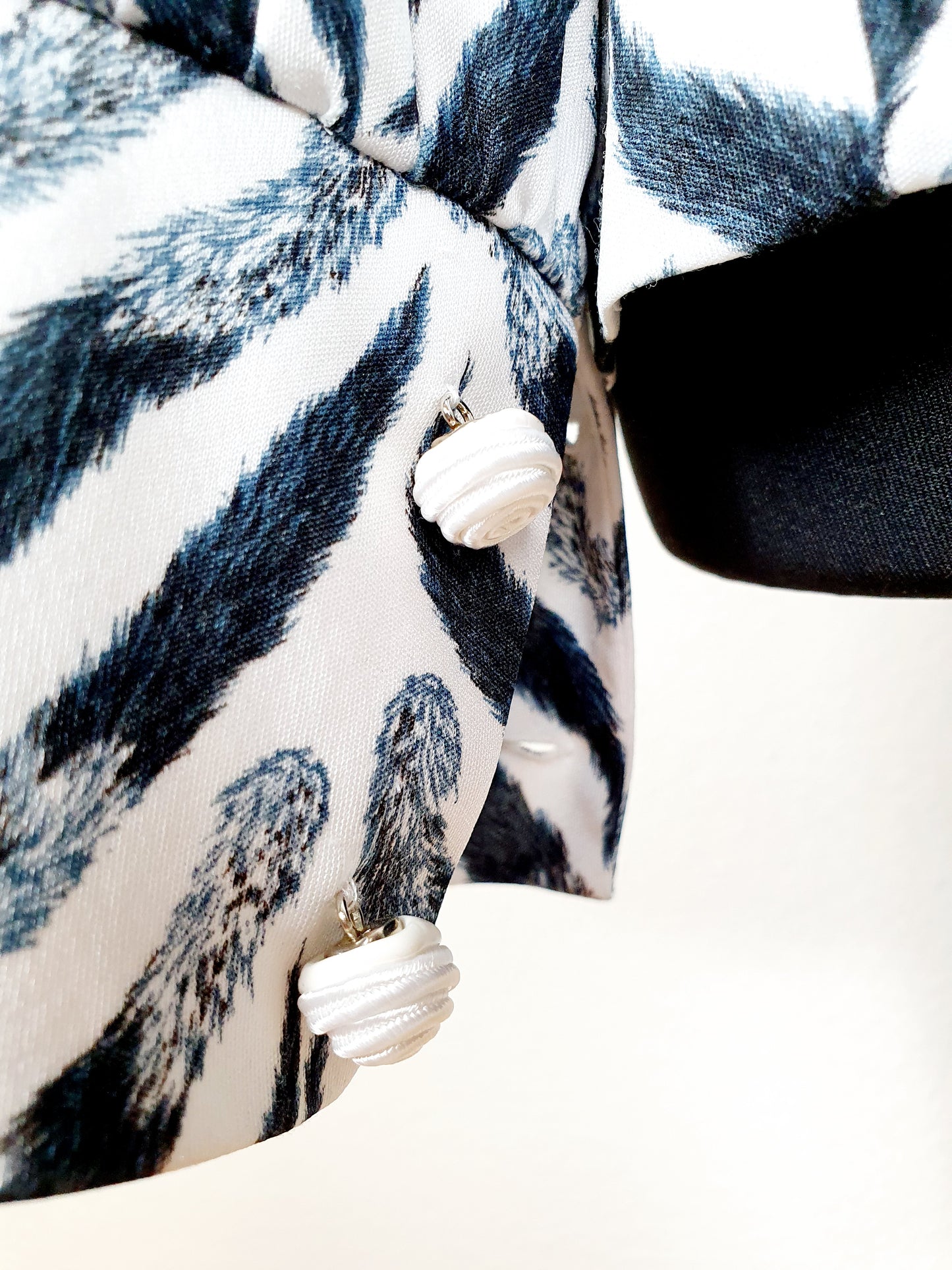 Einzigartiges und nachhaltiges Vintage Shirt in schwarz-weiss mit Kragen. Unique and sustainable vintage shirt in black-white with collar. Cuttons.