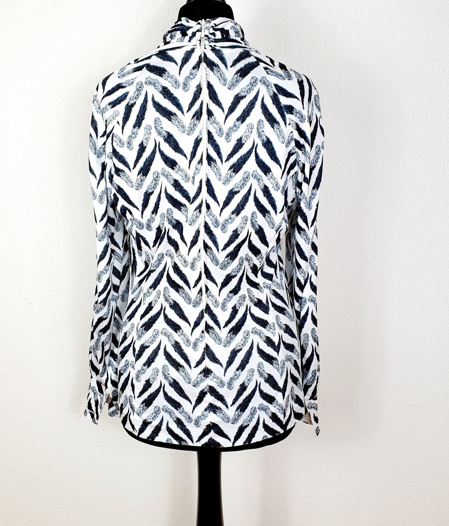 Einzigartiges und nachhaltiges Vintage Shirt in schwarz-weiss mit Kragen. Unique and sustainable vintage shirt in black-white with collar. Back.