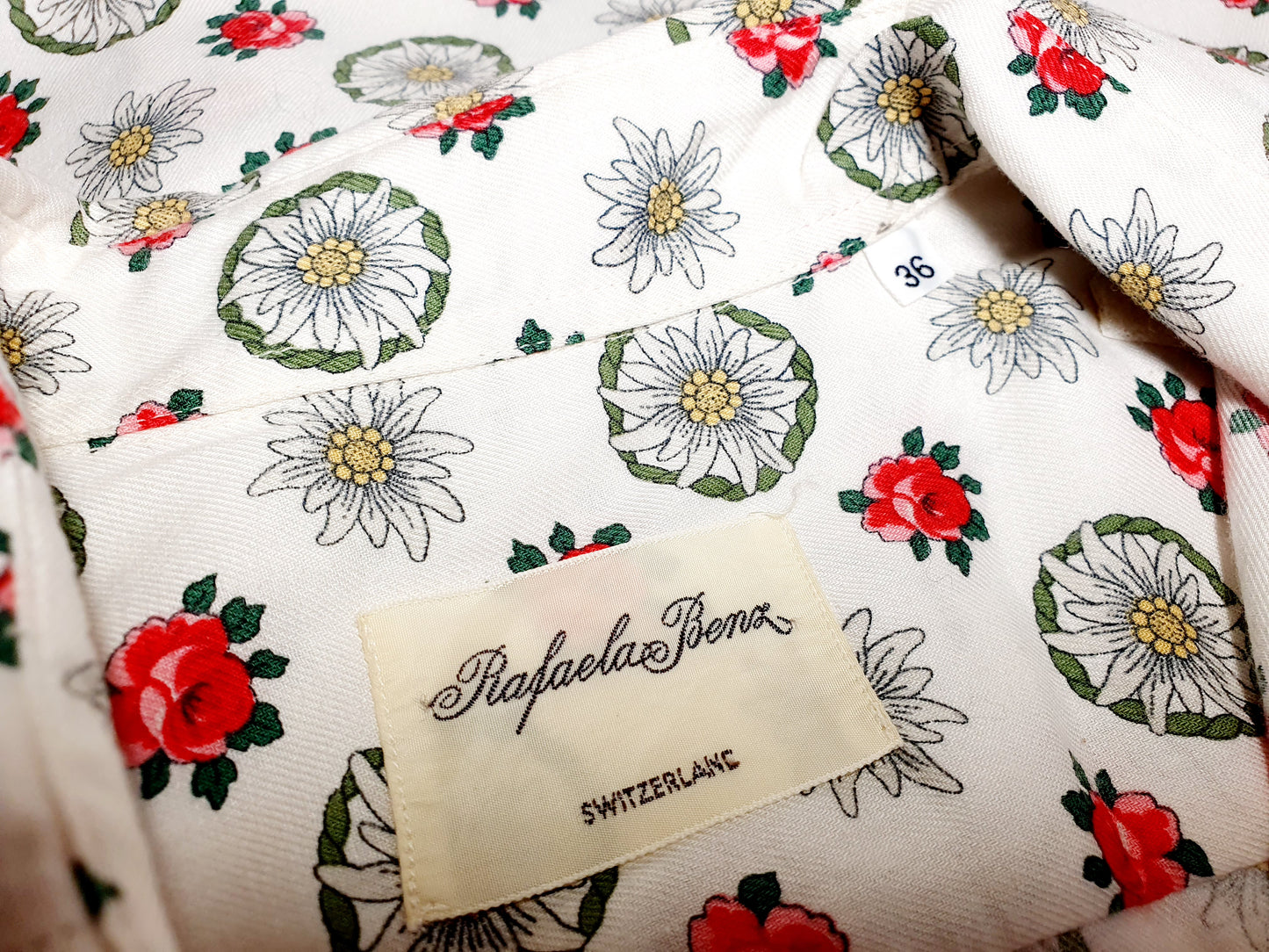 Einzigartige und nachhaltige Vintage Bluse in weiss mit Edelweiss. Unique and sustainable vintage blouse in white with edelweiss. Tag.