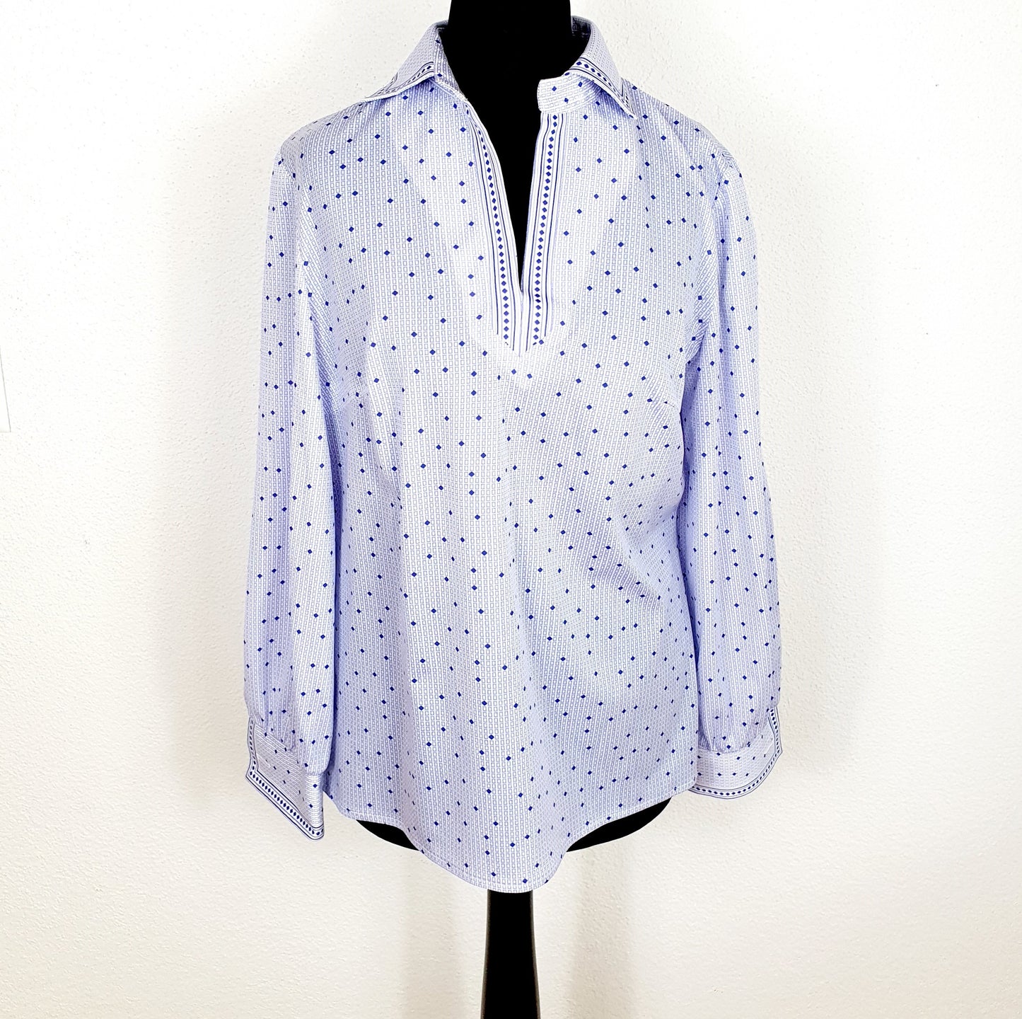 Einzigartiges und nachhaltiges Vintage Shirt in violett-weiss. Unique and sustainable vintage shirt in purple-white. Front.