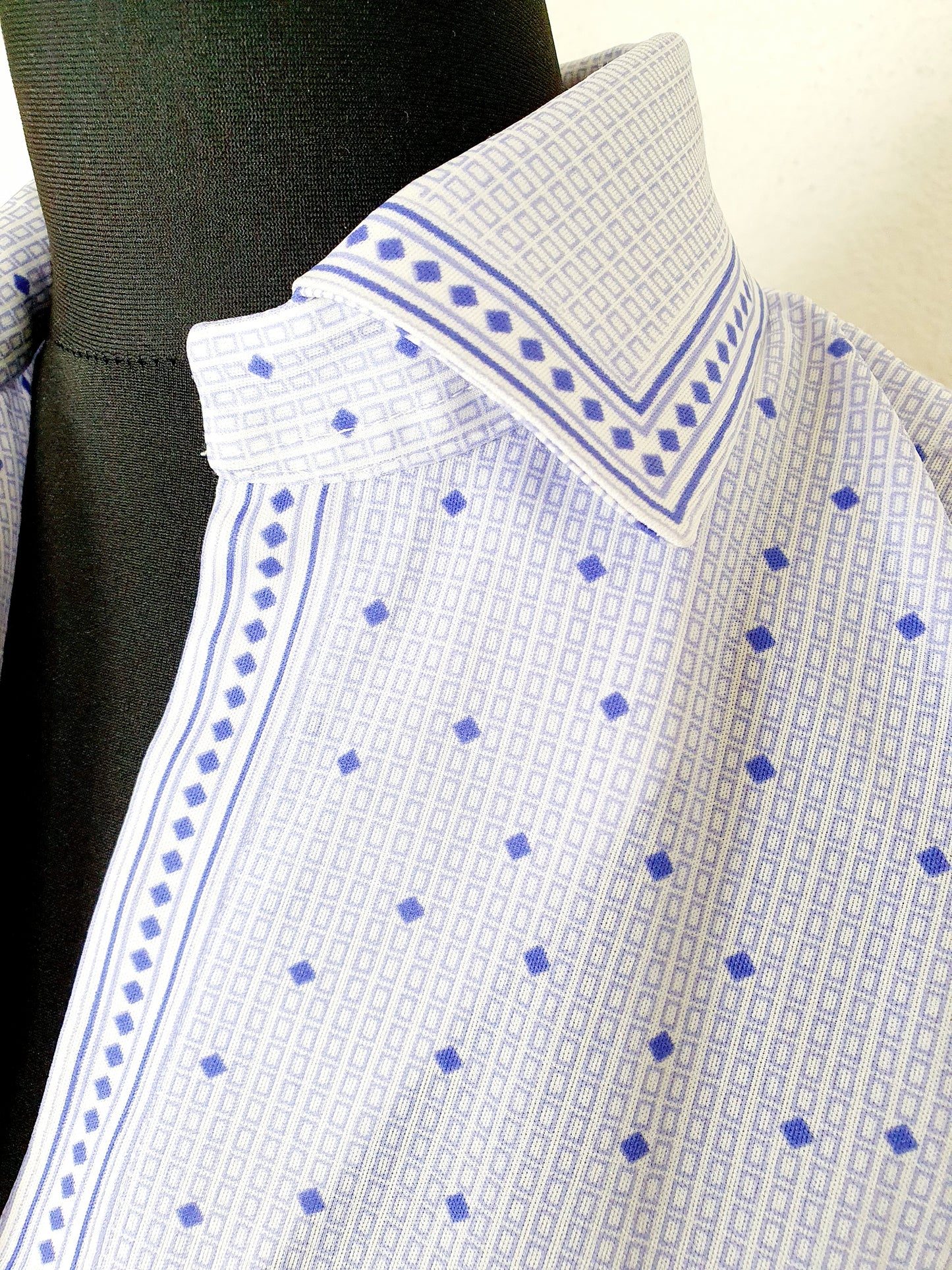 Einzigartiges und nachhaltiges Vintage Shirt in violett-weiss. Unique and sustainable vintage shirt in purple-white. Collar.