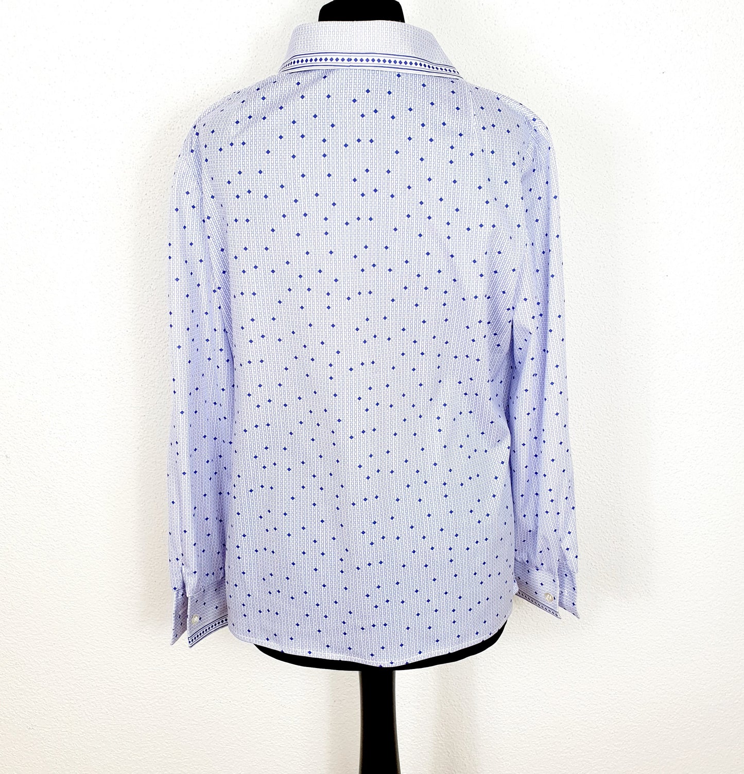 Einzigartiges und nachhaltiges Vintage Shirt in violett-weiss. Unique and sustainable vintage shirt in purple-white. Back.