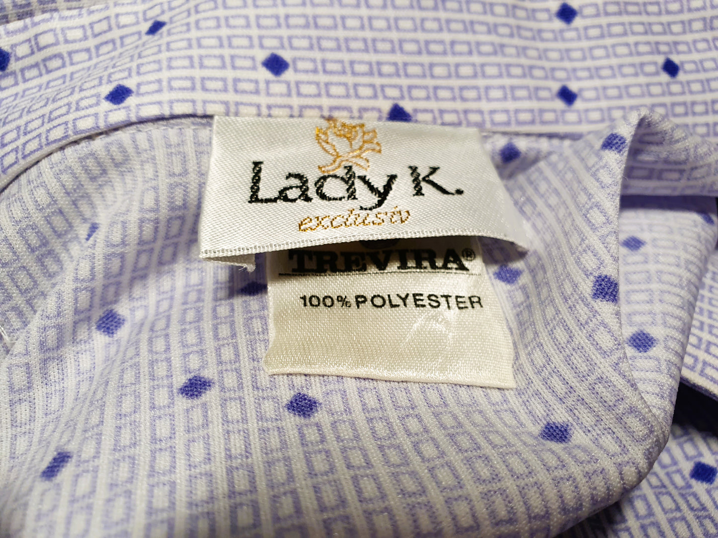 Einzigartiges und nachhaltiges Vintage Shirt in violett-weiss. Unique and sustainable vintage shirt in purple-white. Tag.