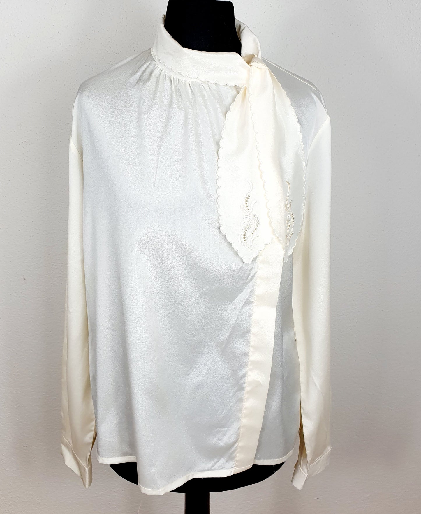 Einzigartige und nachhaltige Vintage Bluse in Eierschale mit Schleife. Unique and sustainable vintage blouse in off-white with bow. Front.