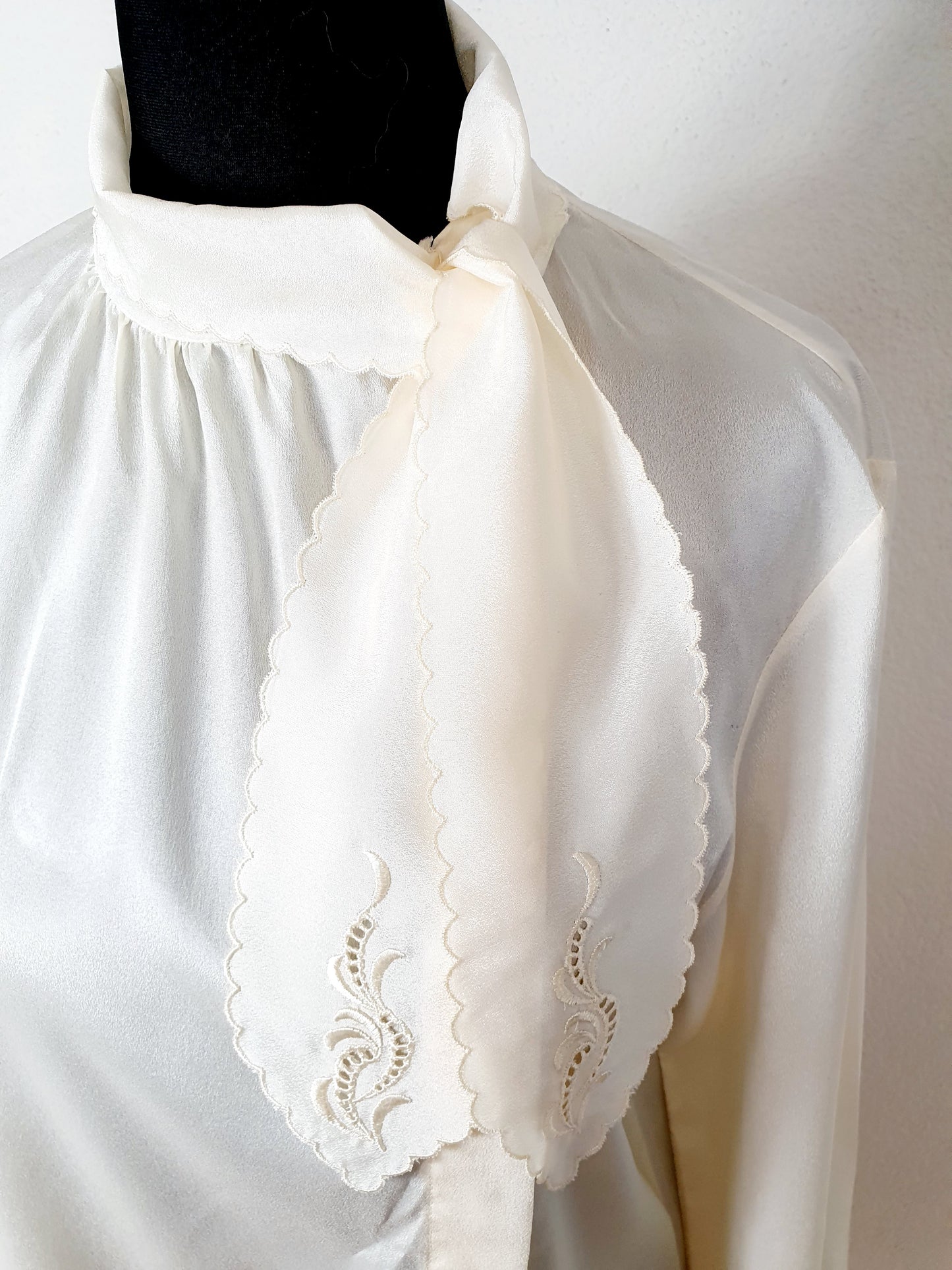 Einzigartige und nachhaltige Vintage Bluse in Eierschale mit Schleife. Unique and sustainable vintage blouse in off-white with bow. Bow.