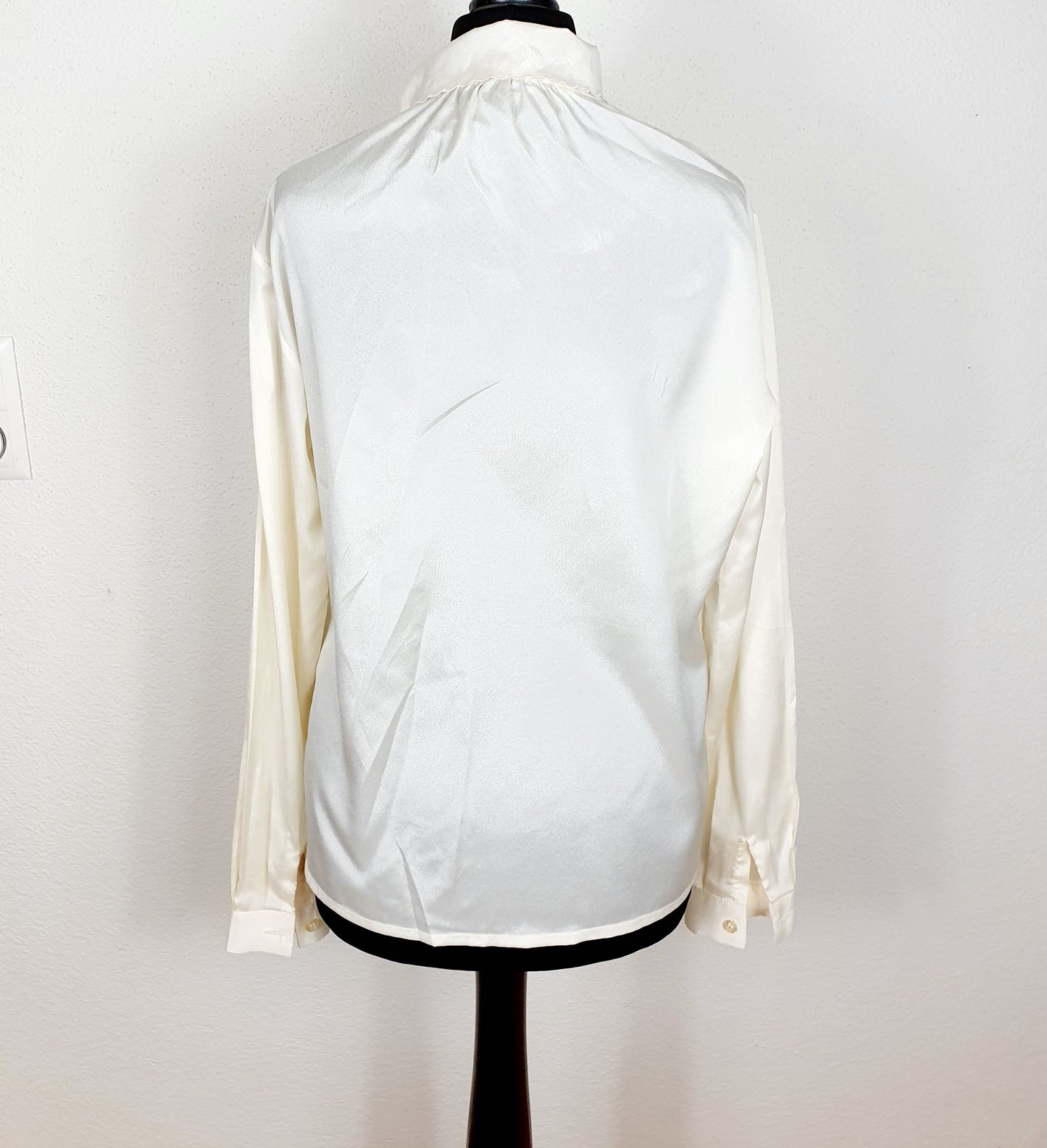 Einzigartige und nachhaltige Vintage Bluse in Eierschale mit Schleife. Unique and sustainable vintage blouse in off-white with bow. Back.