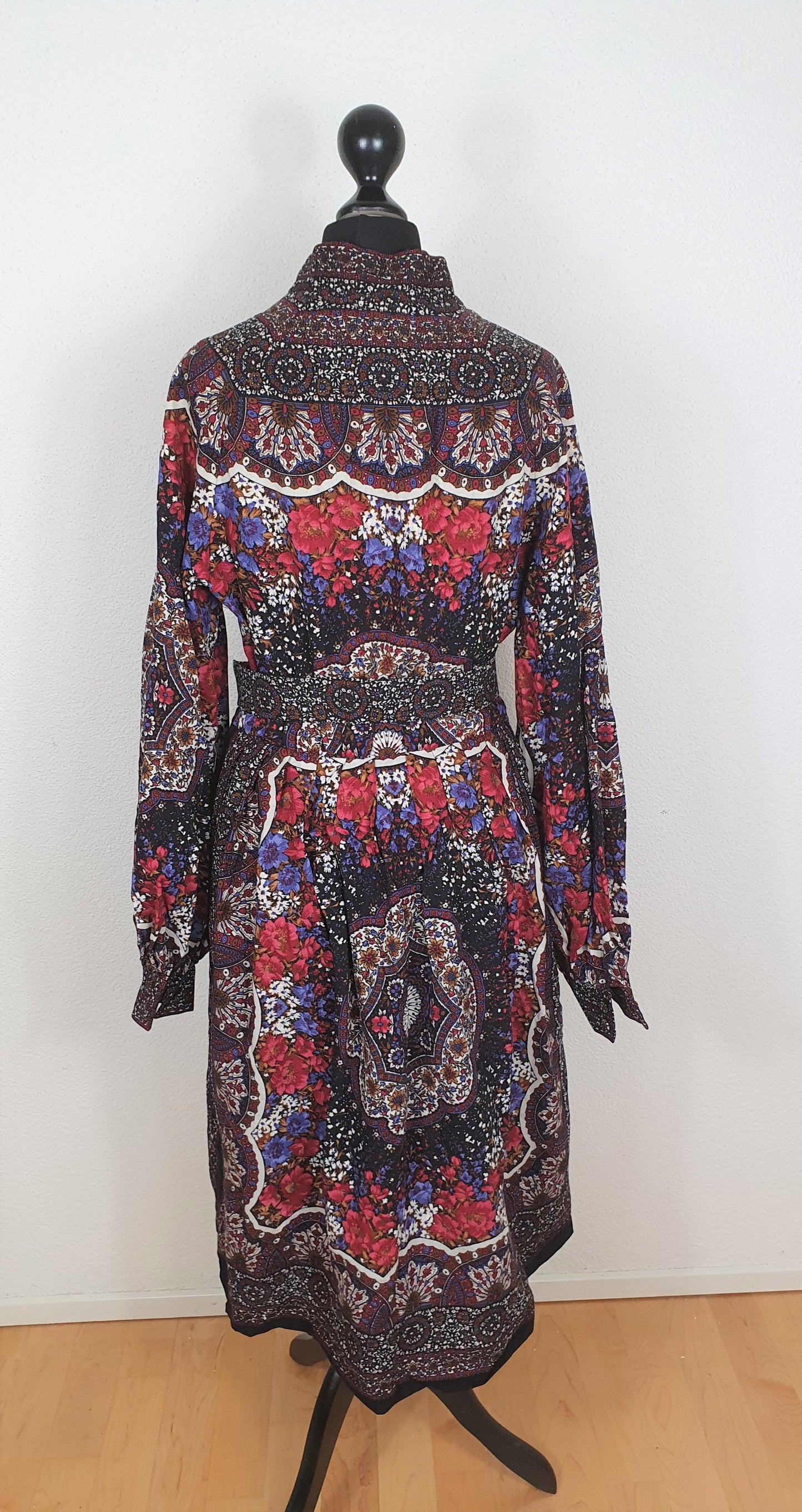 Einzigartiges und nachhaltiges Vintage Kleid mit Blumen und Gürtel. Unique and sustainable vintage dress with flowers and belt. Back.