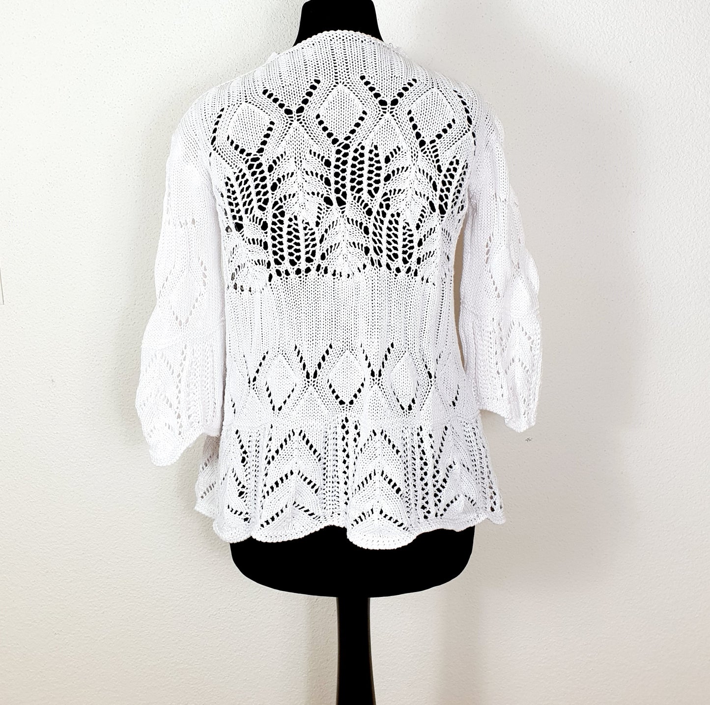 Einzigartiger und nachhaltiger Vintage Cardigan in weiss. Unique and sustainable vintage cardigan in white. Back.