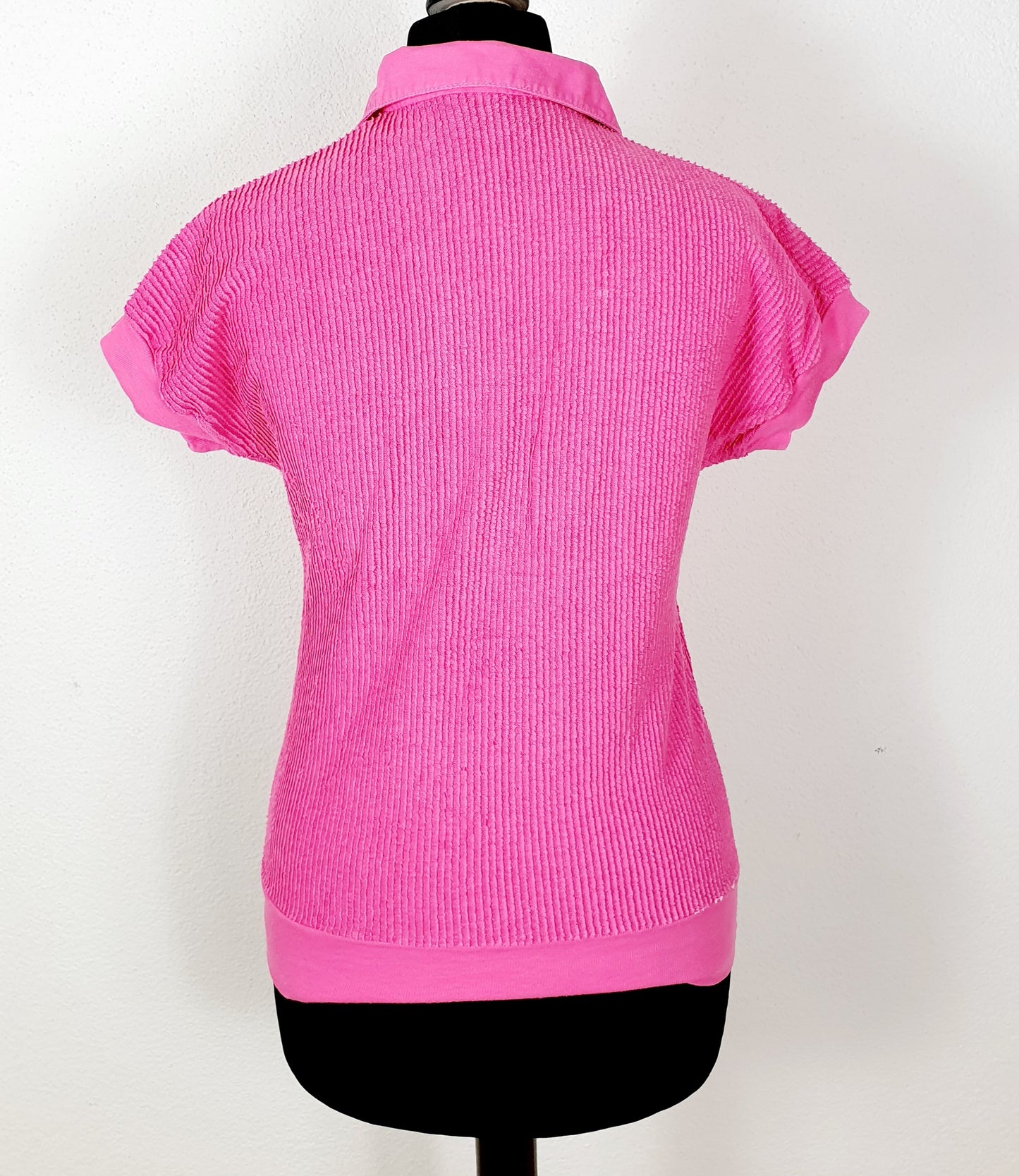 Einzigartiges und nachhaltiges Vintage T-Shirt in pink und Frottee. Unique and sustainable vintage t-shirt in pink and terry cloth. Back.