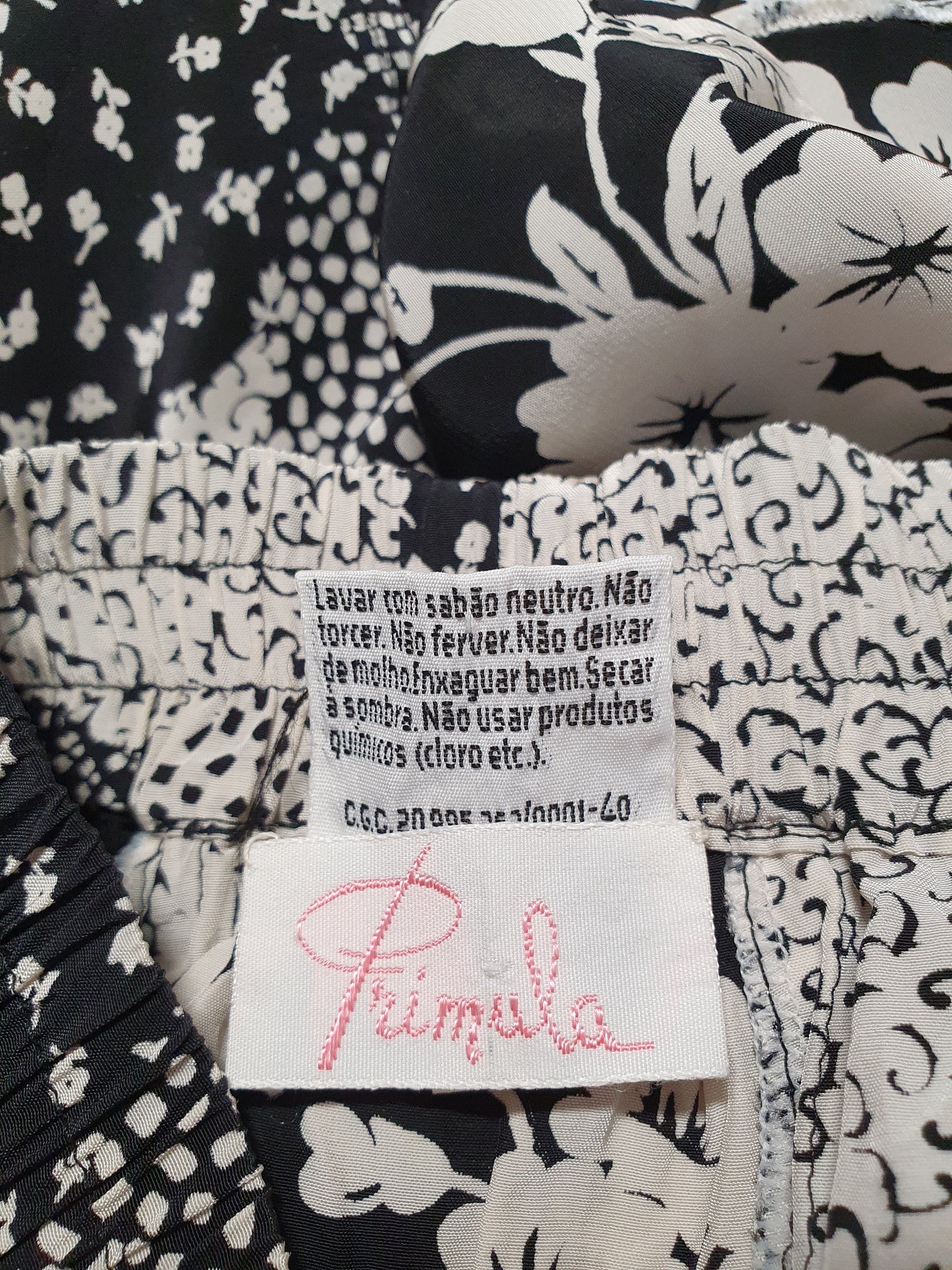 Einzigartiger und nachhaltiger Vintage Rock in schwarz-weiss mit Patchwork. Unique and sustainable vintage skirt in black-white with patchwork. Tag.