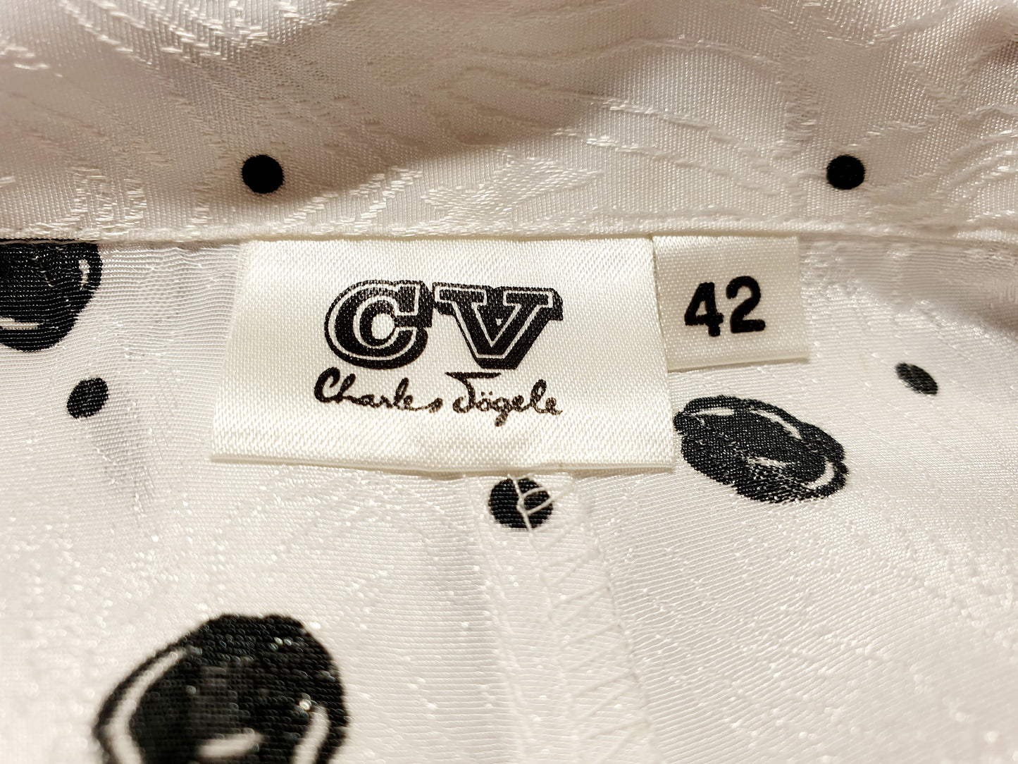 Einzigartige und nachhaltige Vintage Bluse in weiss-schwarz mit Punkten. Unique and sustainable vintage blouse in white-black with polka dots. Tag.