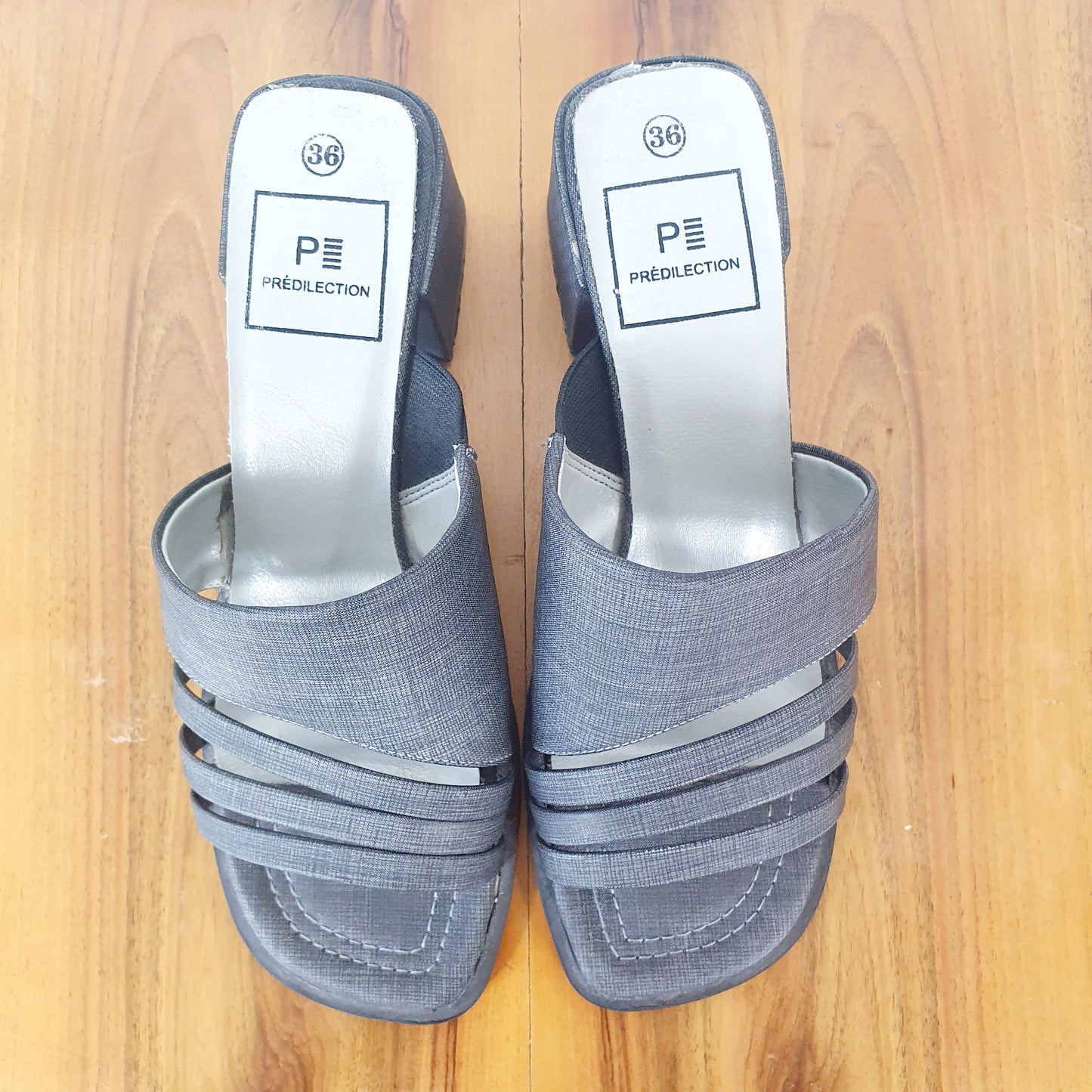 Einzigartige und nachhaltige Vintage Mules in grau. Unique and sustainable vintage mules in grey. Above.