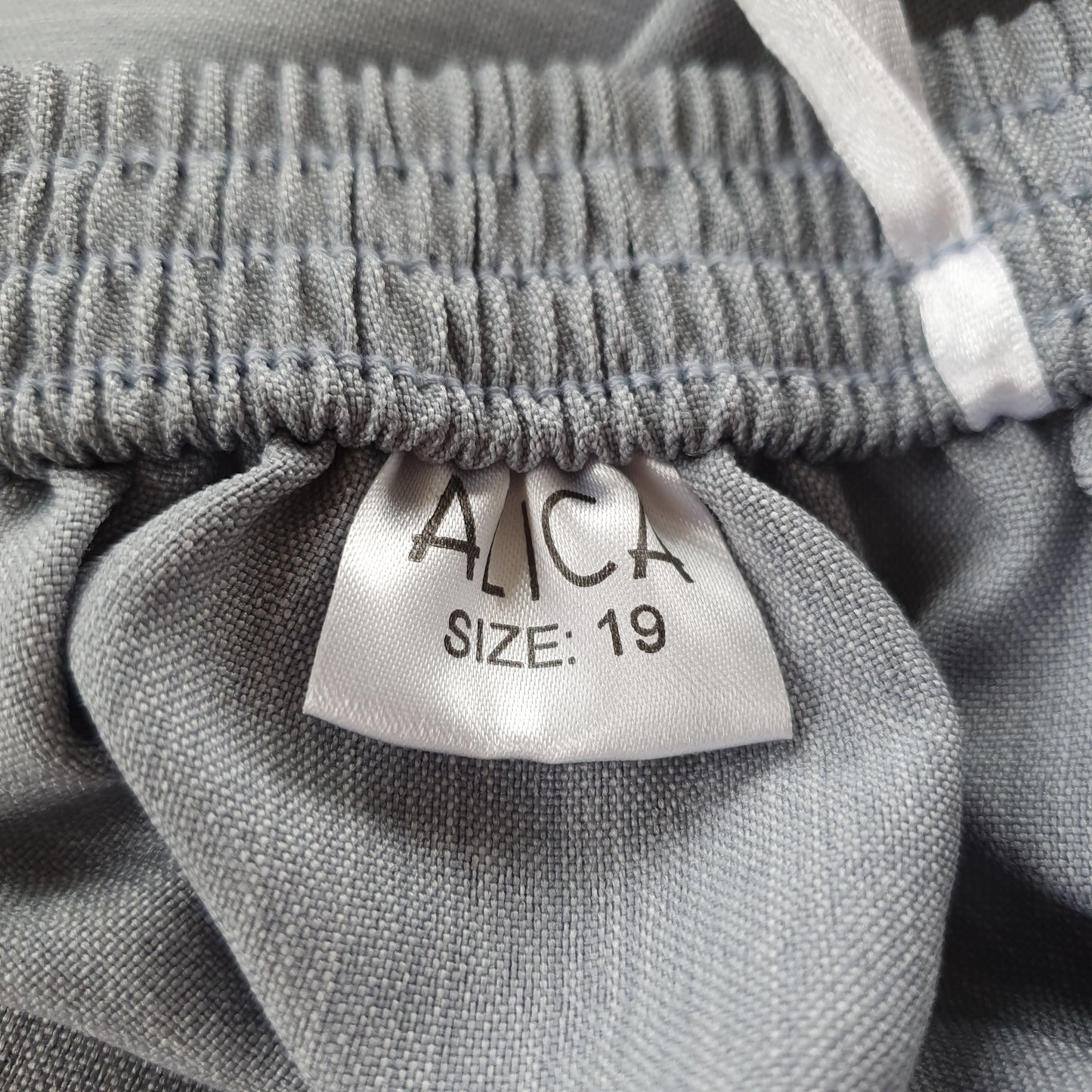 Einzigartige und nachhaltige Vintage Hose in grau. Unique and sustainable vintage trousers in grey. Tag.