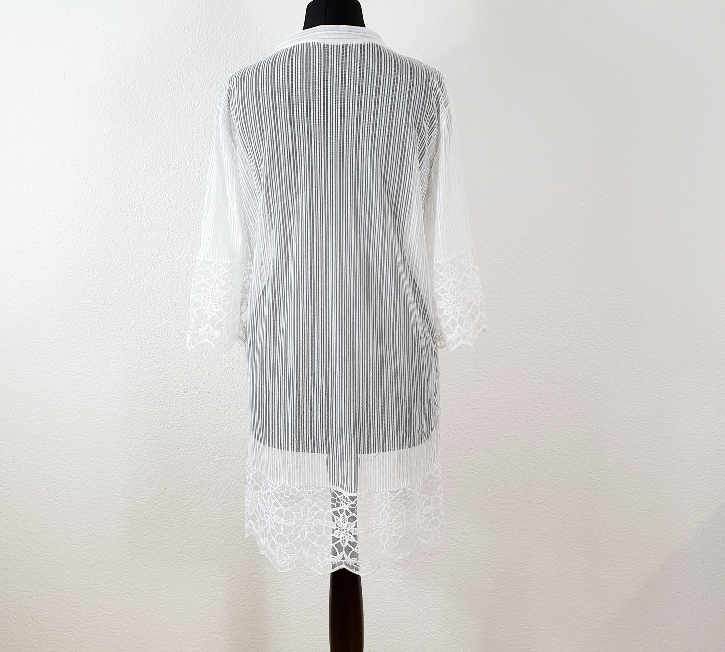 Einzigartiger und nachhaltiger Vintage Cardigan in weiss mit Spitzen. Unique and sustainable vintage cardigan in white with lace. Back.