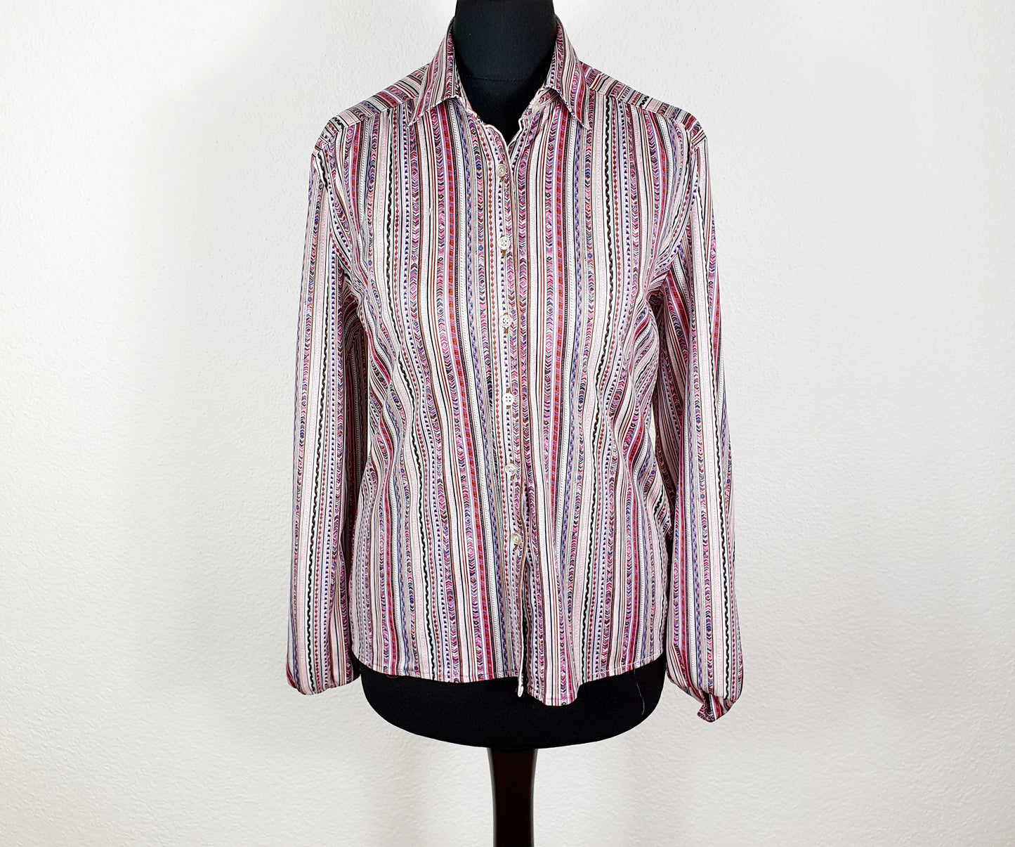 Einzigartige und nachhaltige Vintage Bluse in violett-weiss-pink mit Streifen. Unique and sustainable vintage blouse in purple-white-pink with stripes. Front.