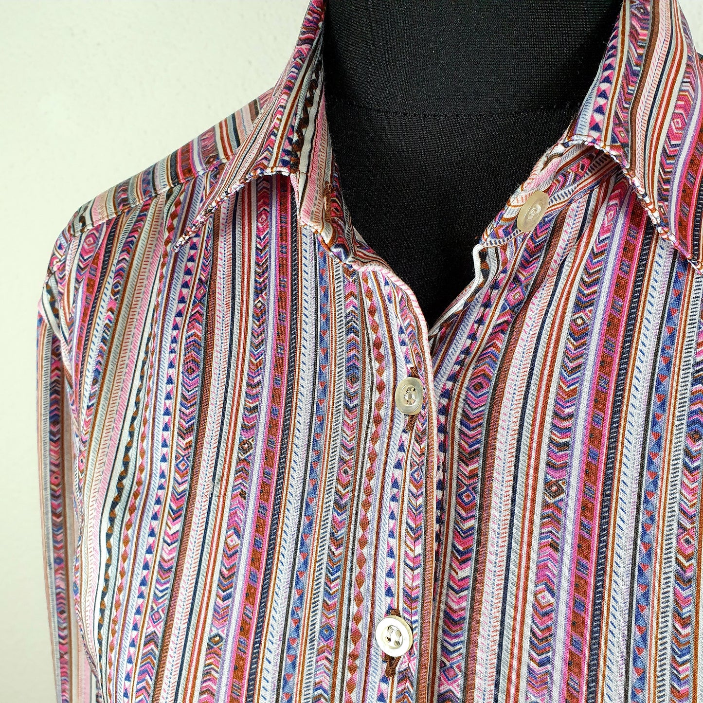 Einzigartige und nachhaltige Vintage Bluse in violett-weiss-pink mit Streifen. Unique and sustainable vintage blouse in purple-white-pink with stripes. Close-up.