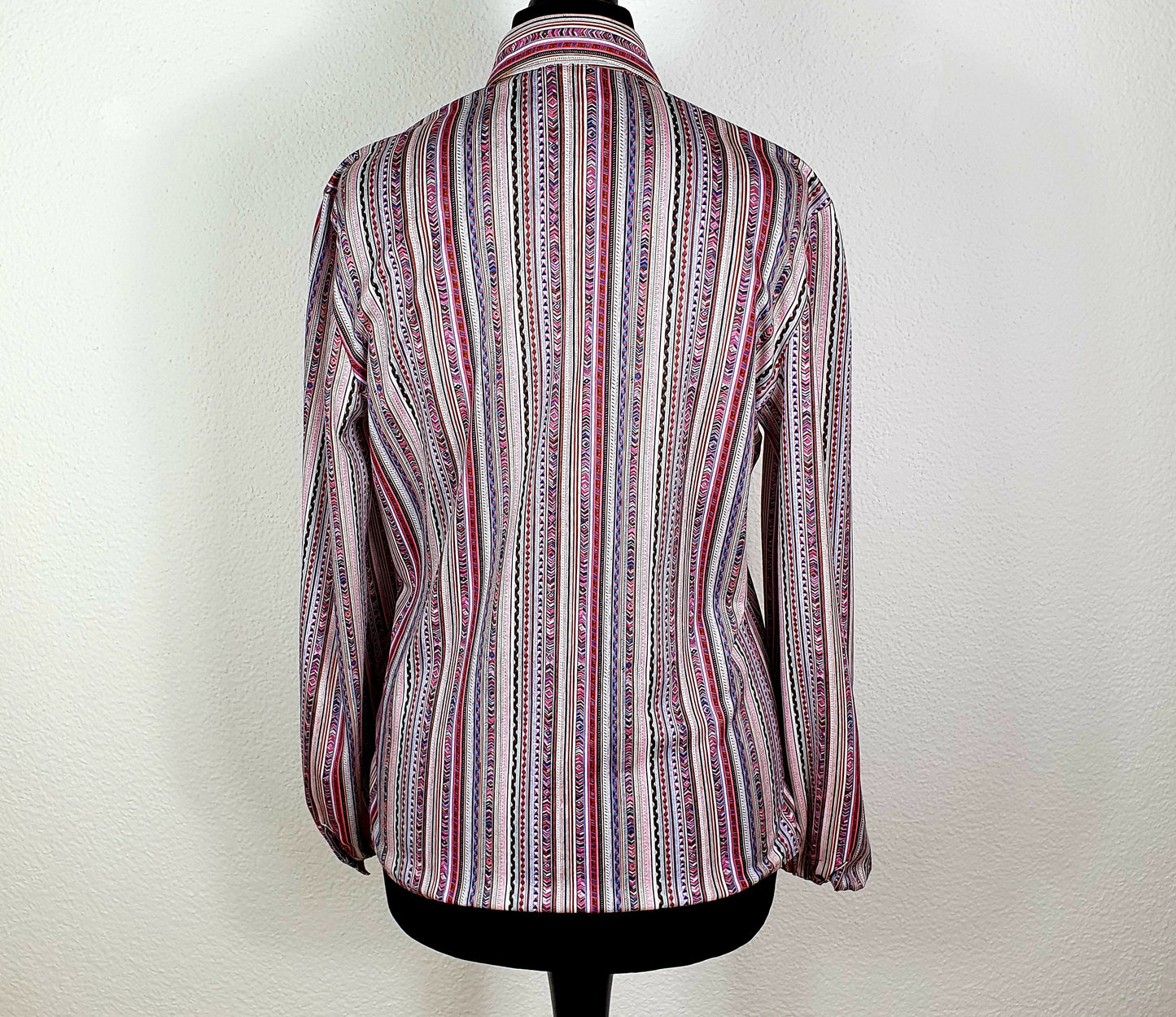 Einzigartige und nachhaltige Vintage Bluse in violett-weiss-pink mit Streifen. Unique and sustainable vintage blouse in purple-white-pink with stripes. Back.