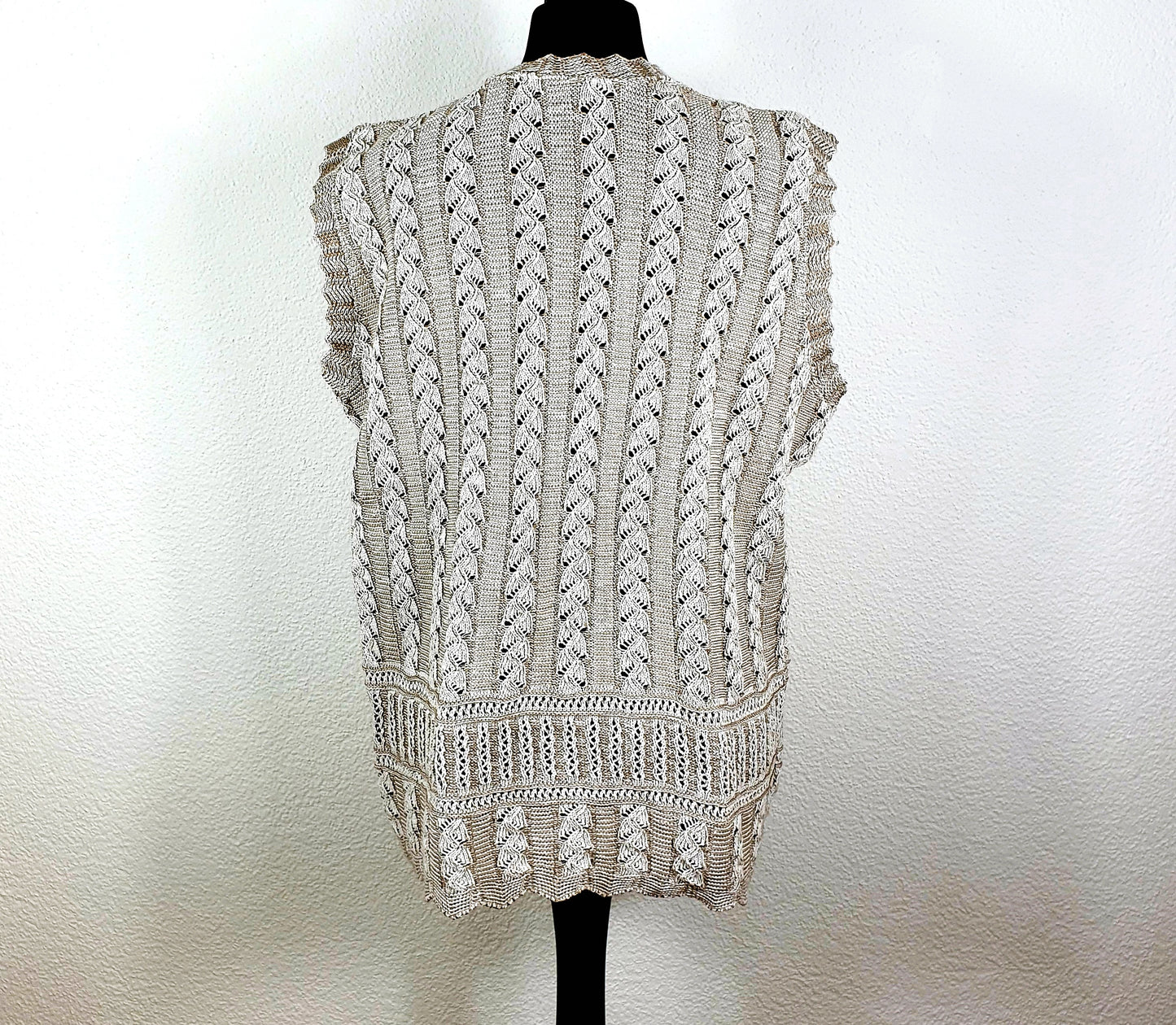Einzigartige und nachhaltige Vintage Weste in beige. Unique and sustainable vintage vest in beige. Back.