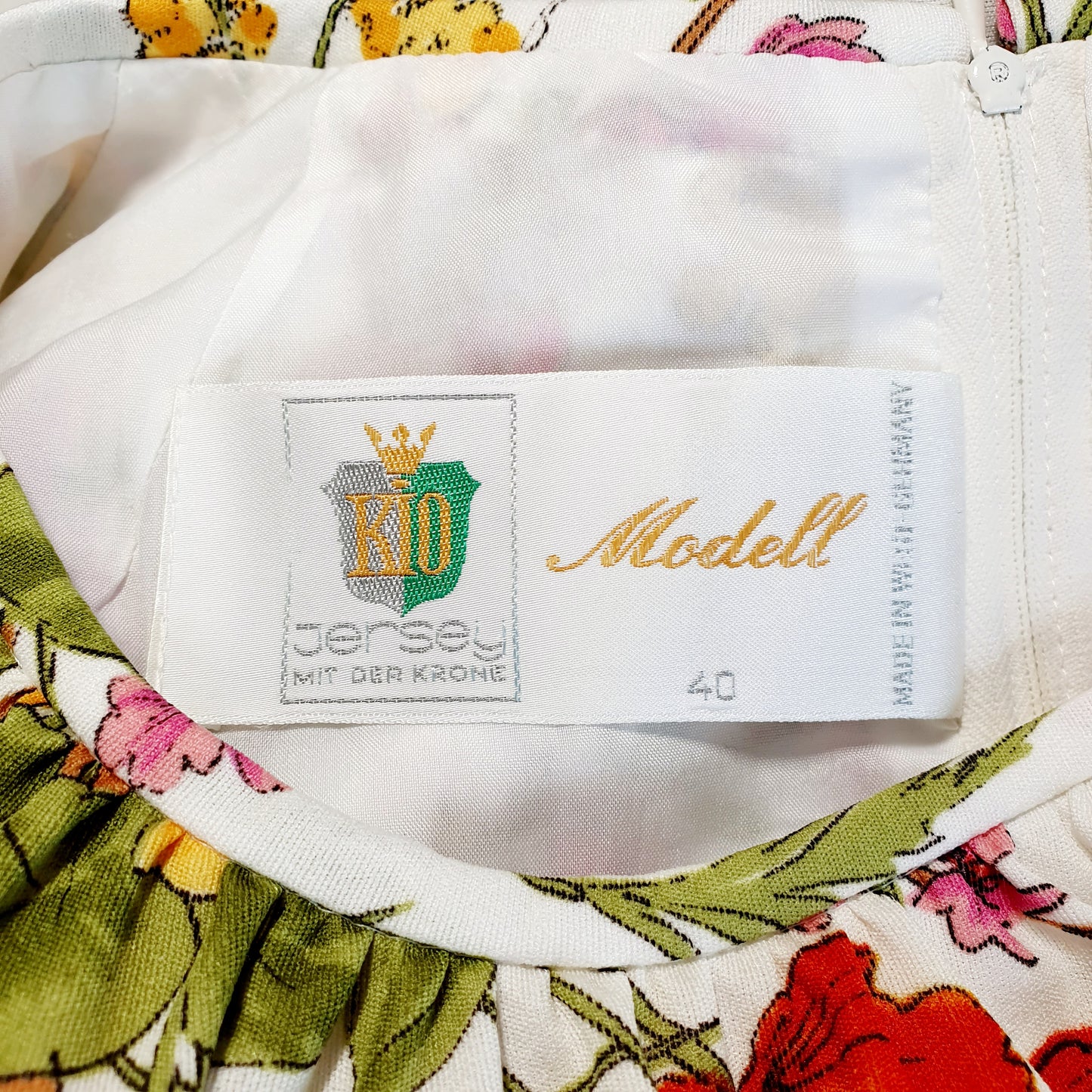 Einzigartiges und nachhaltiges Vintage Kleid in weiss mit Blumen. Unique and sustainable vintage dress in white with flowers. Tag.