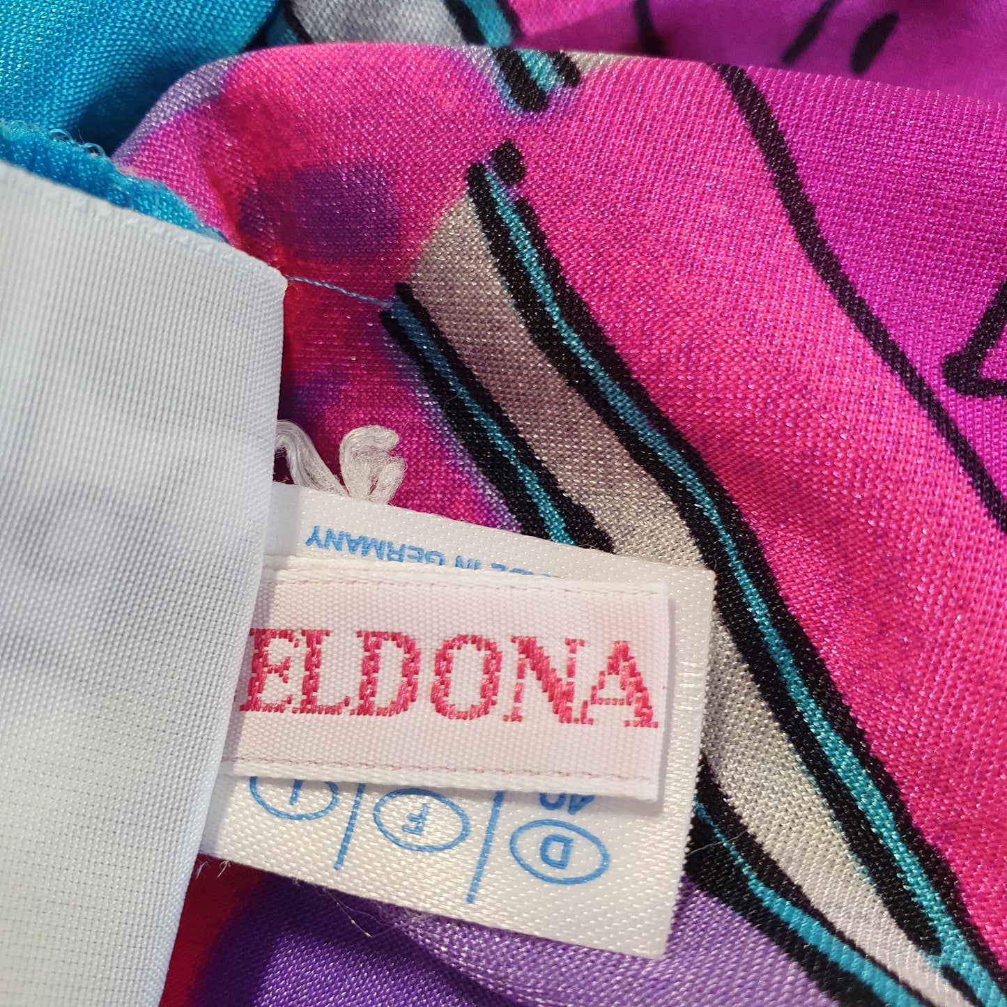 Einzigartiges und nachhaltiges Vintage Kleid in pink mit Zickzack. Unique and sustainable vintage dress in pink with zigzag. Tag 2.