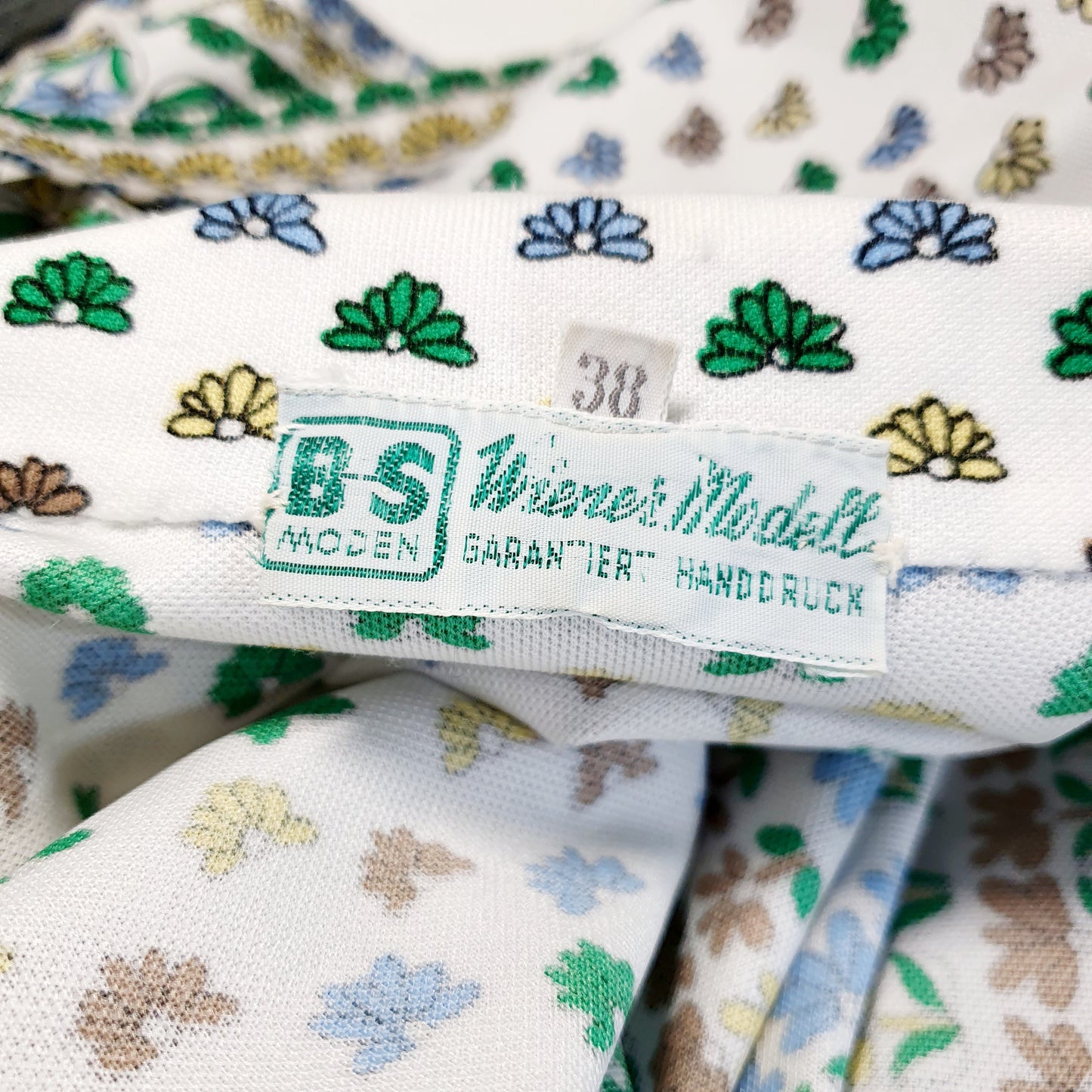 Einzigartiges und nachhaltiges Vintage Set, Rock und Bluse, in weiss-blau-grün mit Blumen. Unique and sustainable vintage set, skirt and blouse, in white-blue-green with flowers. Tag.