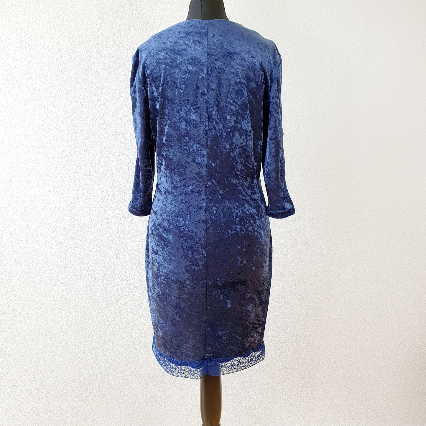 Einzigartiges und nachhaltiges Vintage Kleid in blau und Samt. Unique and sustainable vintage dress in blue and velvet. Back.