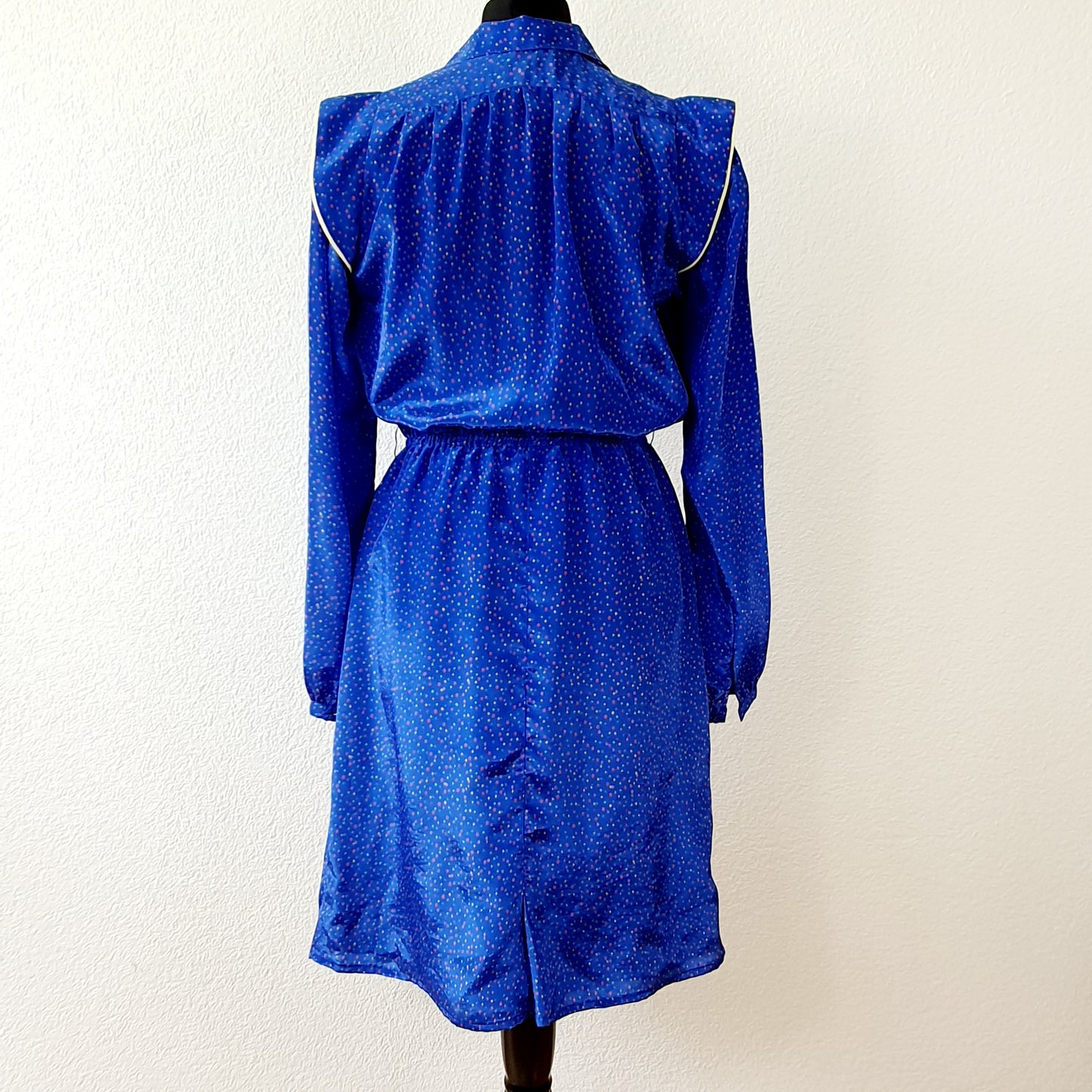 Einzigartiges und nachhaltiges Vintage Kleid in blau mit Punkten. Unique and sustainable vintage dress in blue with polka dots. Back.