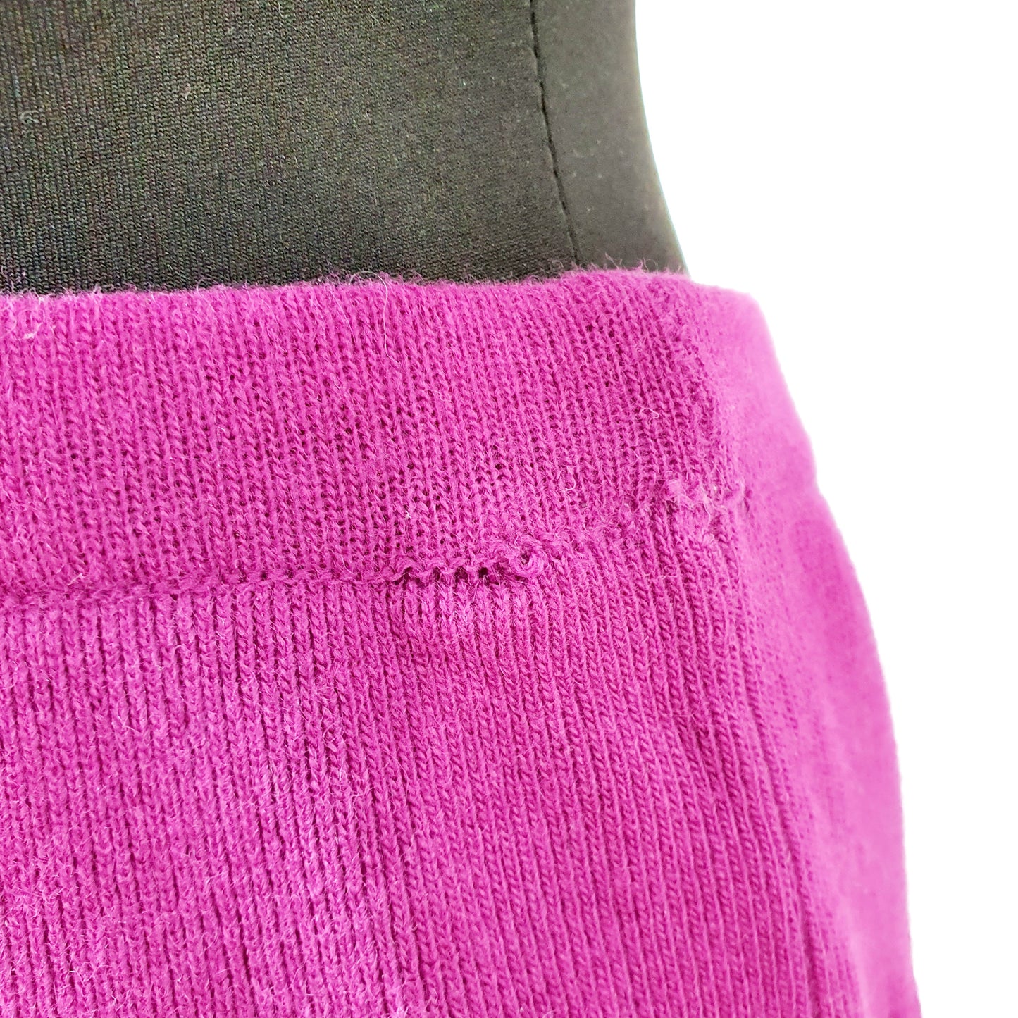 Einzigartiger und nachhaltiger Vintage Rock in fuchsia und Strick. Unique and sustainable vintage skirt in fuchsia and knits. Close-up 2.