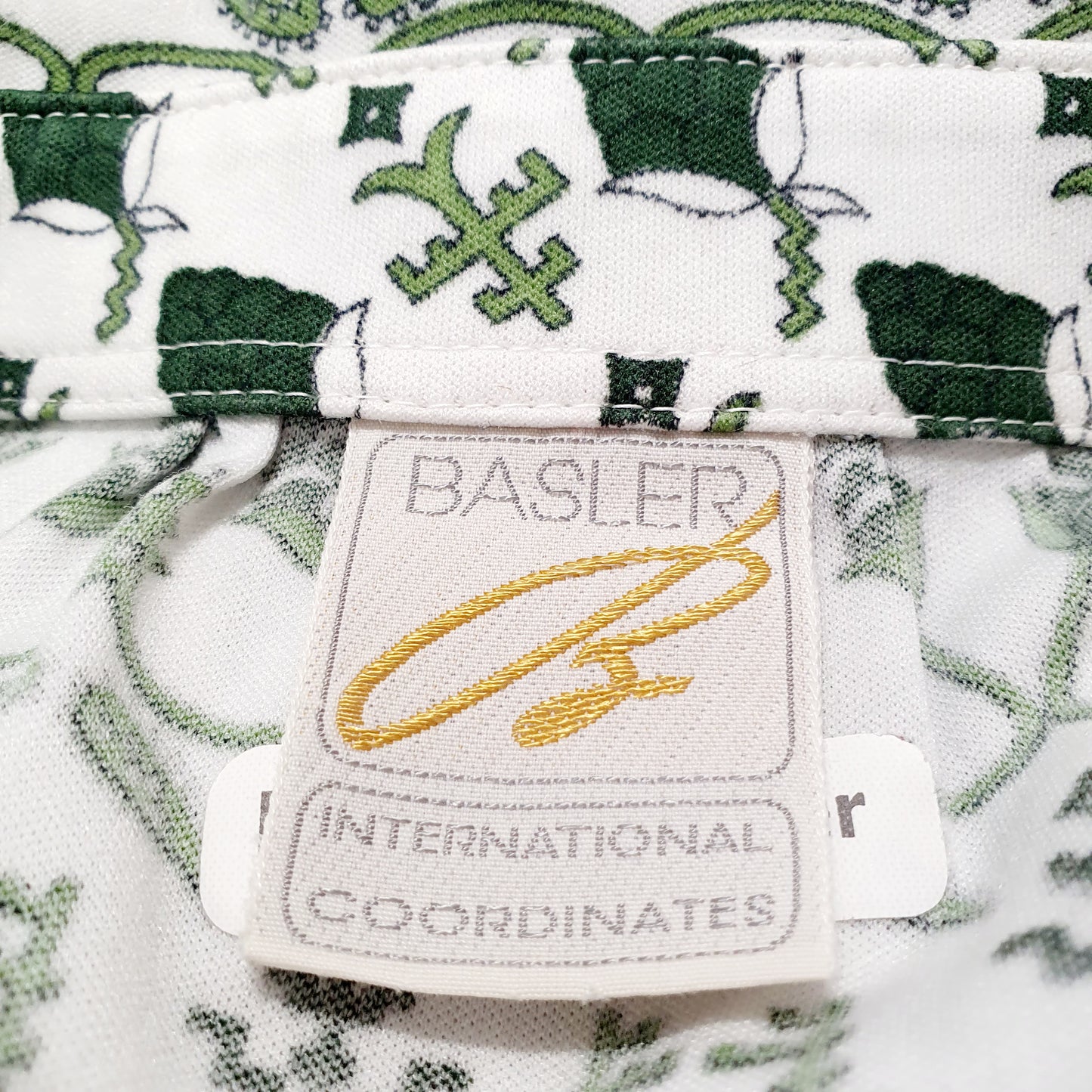 Einzigartige und nachhaltige Vintage Bluse in grün-weiss mit Pflanzen. Unique and sustainable vintage blouse in green-white with plants. Tag.