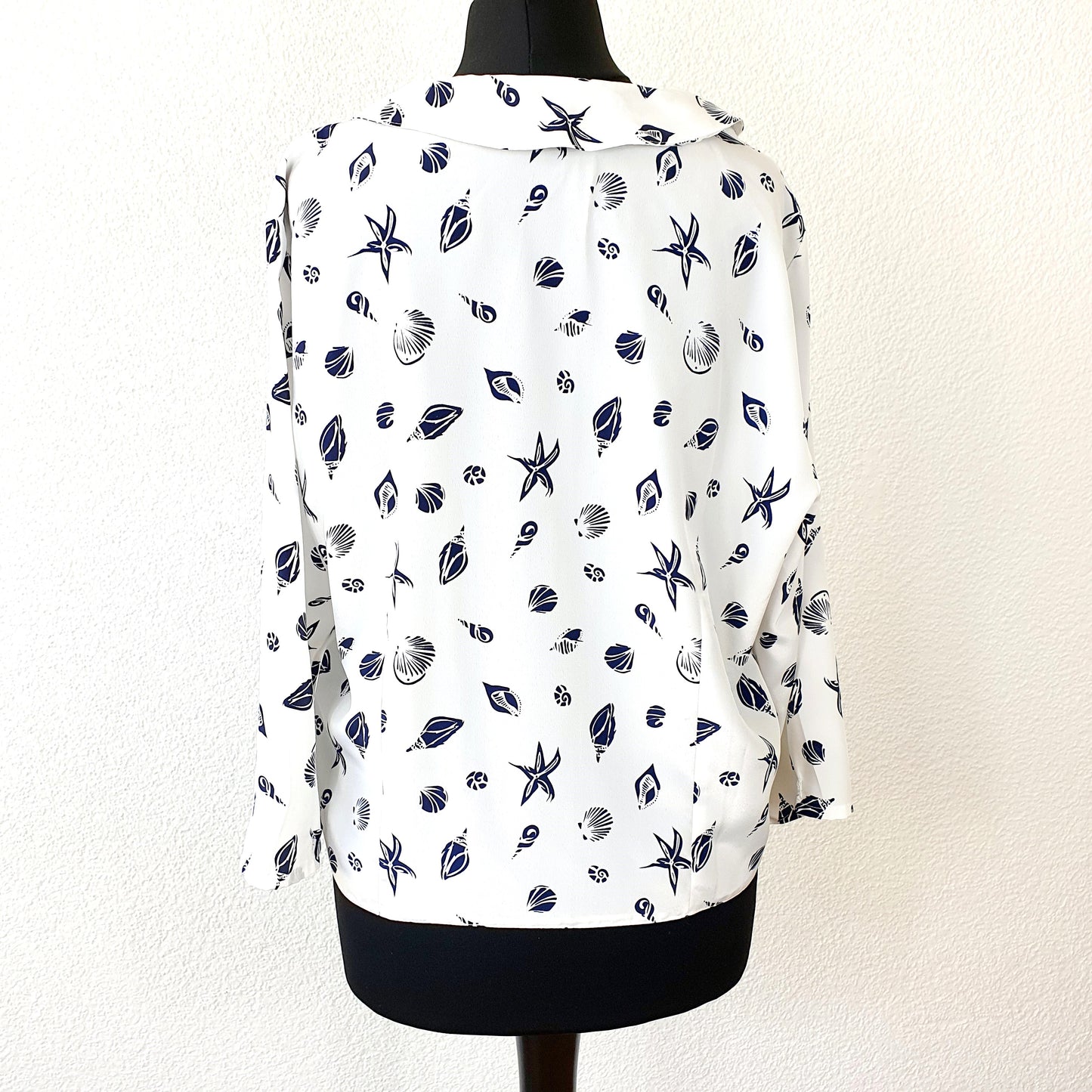 Einzigartige und nachhaltige Vintage Bluse in weiss-blau mit Muscheln. Unique and sustainable vintage blouse in white-blue with shells. Back.