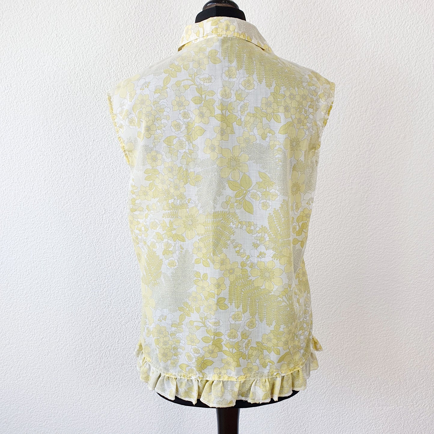 Einzigartige und nachhaltige Vintage Bluse in gelb-weiss mit Blumen. Unique and sustainable vintage blouss in yellow-white with flowers. Back.