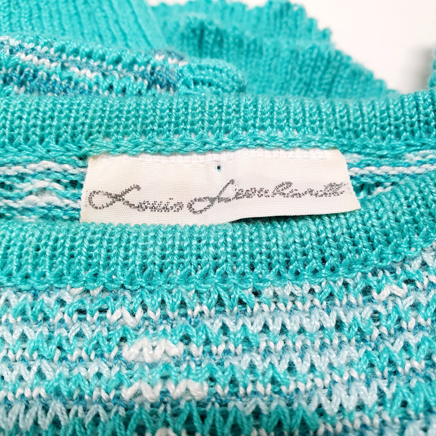 Einzigartiges und nachhaltiges Vintage T-Shirt in grün mit Wirbeln. Unique and sustainable vintage t-shirt in green with swirls. Tag.