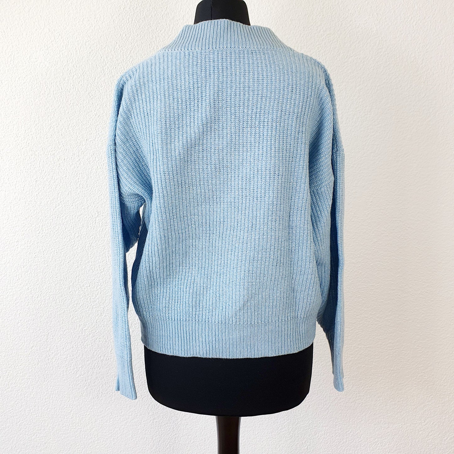 Einzigartiger und nachhaltiger Vintage Pullover in hellblau-silber. Unique and sustainable vintage pullover in light-blue and silver. Back.