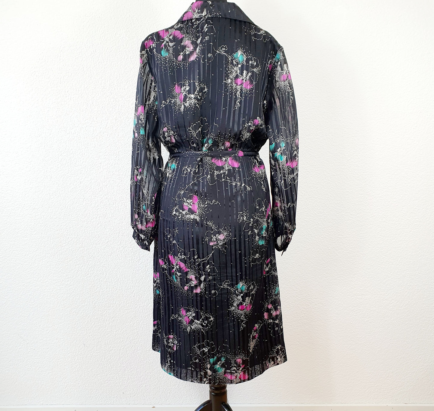 Einzigartiges und nachhaltiges Vintage Kleid in schwarz mit Blumen. Unique and sustainable Vintage dress in black with flowers. Back.