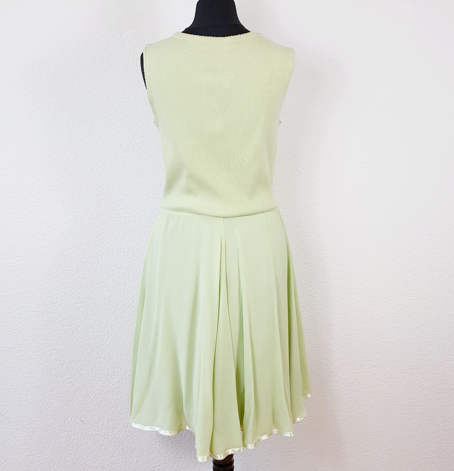 Einzigartiges und nachhaltiges Vintage Kleid in hellgrün. Unique and sustainable vintage dress in light green. Back.