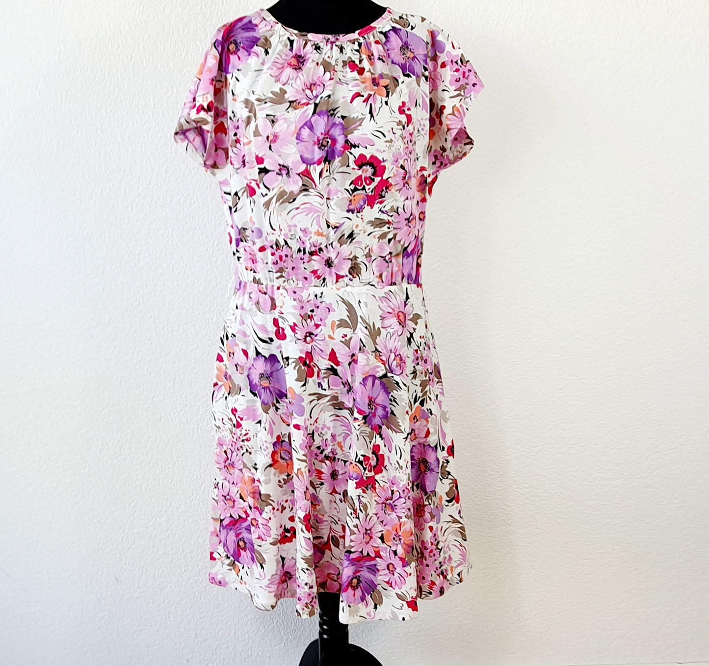 Einzigartiges und nachhaltiges Vintage Kleid in weiss mit Blumen. Unique and sustainable Vintage dress in white with flowers. Back.