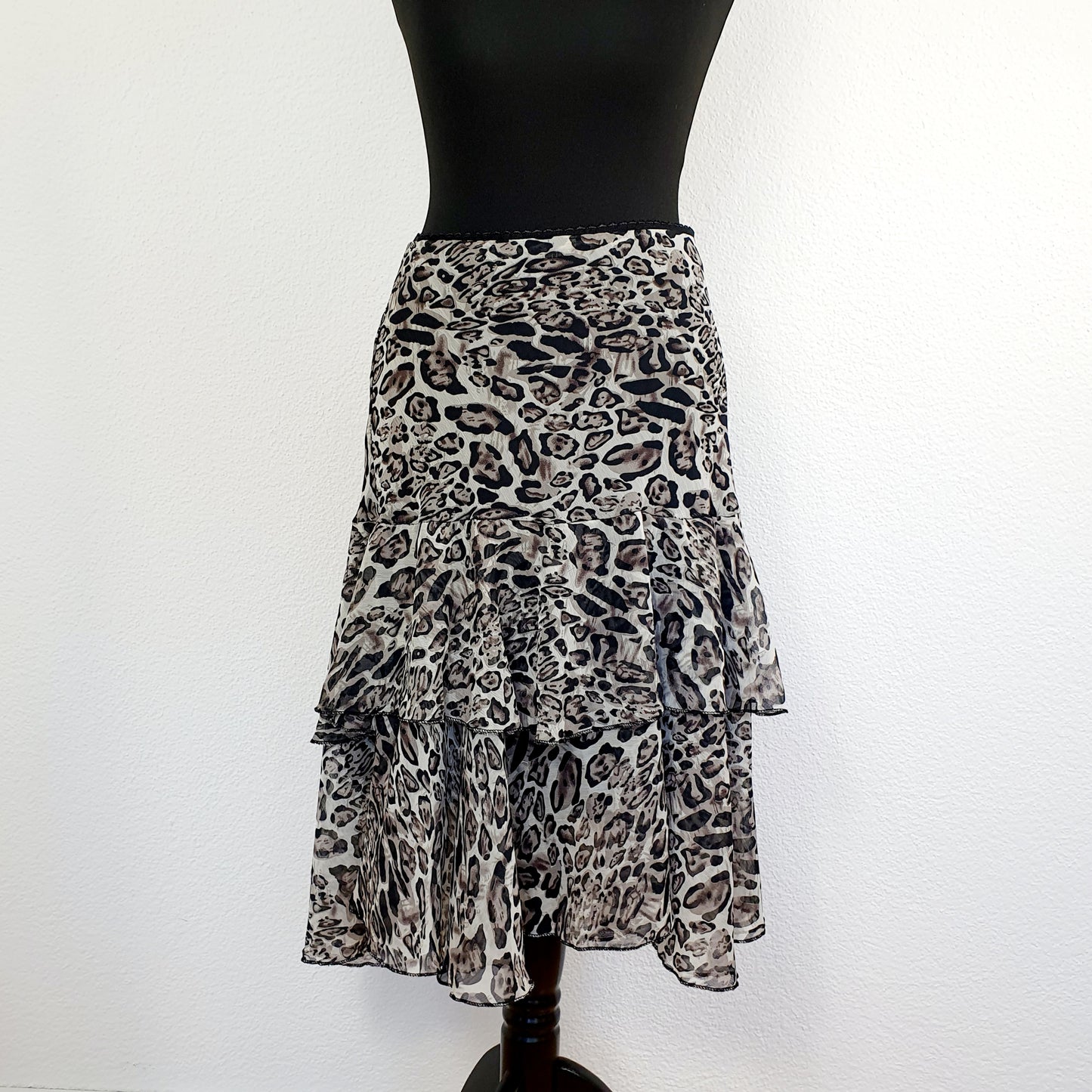 Einzigartiger und nachhaltiger Vintage Rock mit Leomuster. Unique and sustainable vintage skirt with leo print. Front.