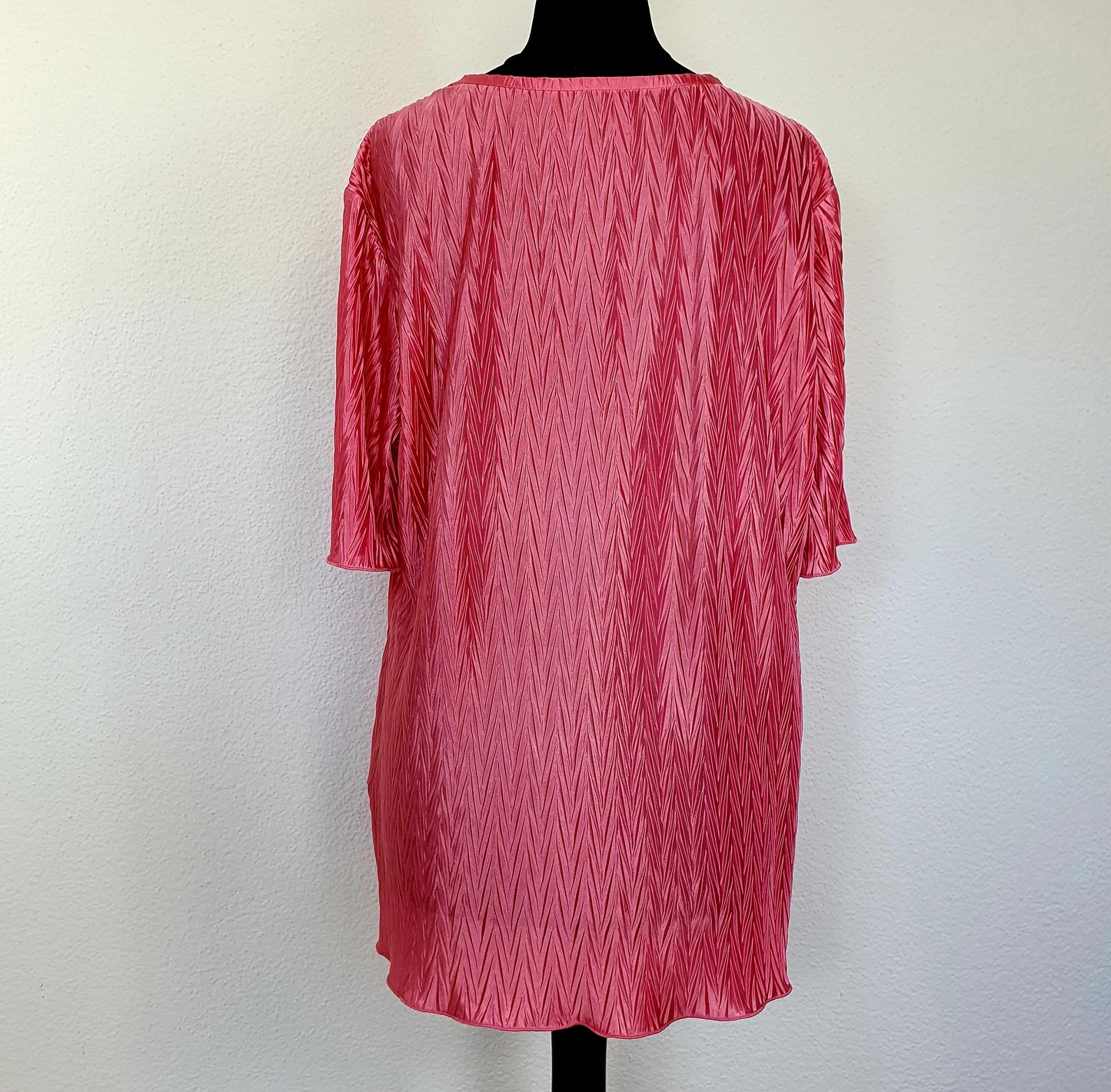 Einzigartiges und nachhaltiges Vintage T-Shirt in pink mit crinkle. Unique and sustainable vintage t-shirt in pink with crincle. Back.