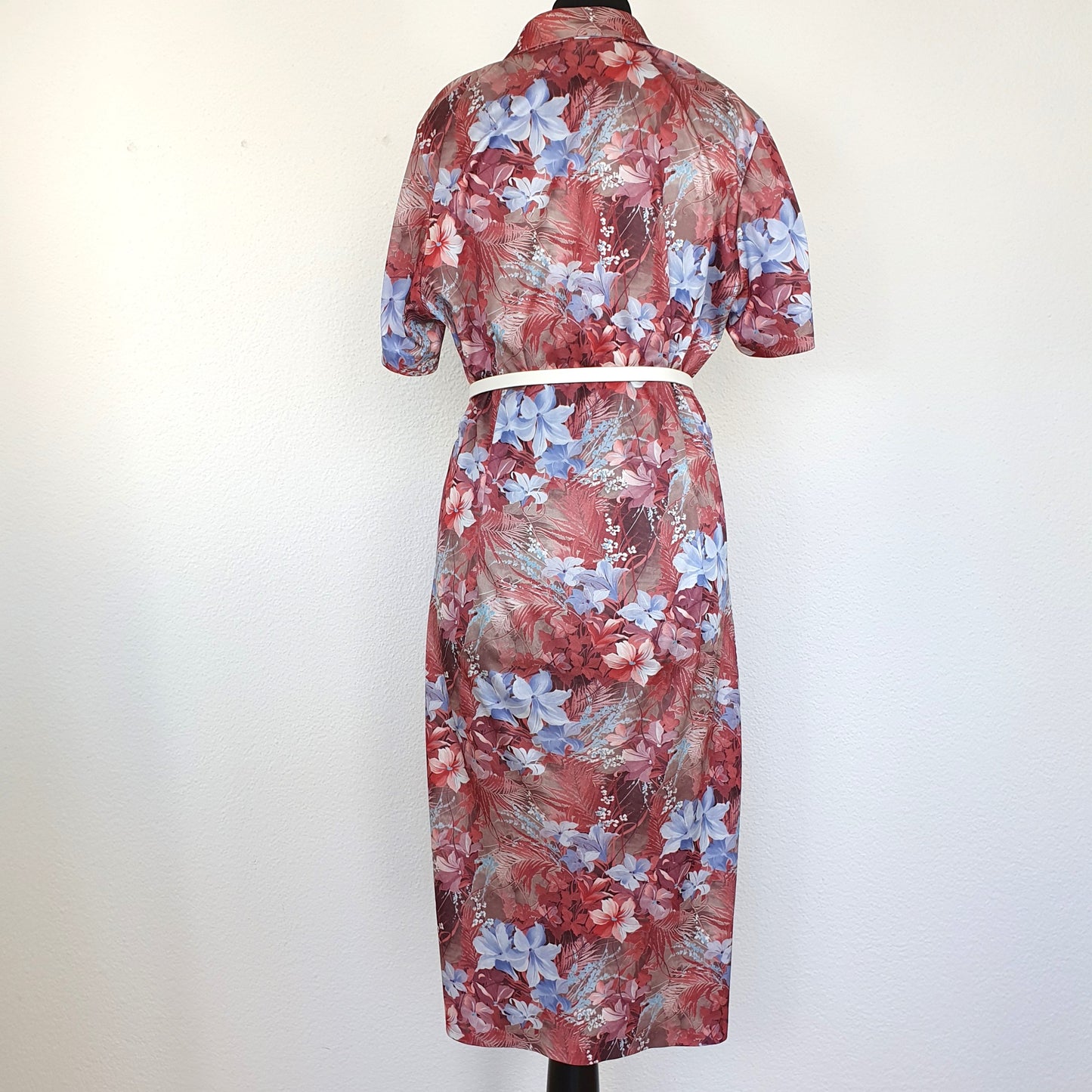 Einzigartiges und nachhaltiges Vintage Kleid in rot mit Blumen. Unique and sustainable vintage dress in red with flowers. Back.